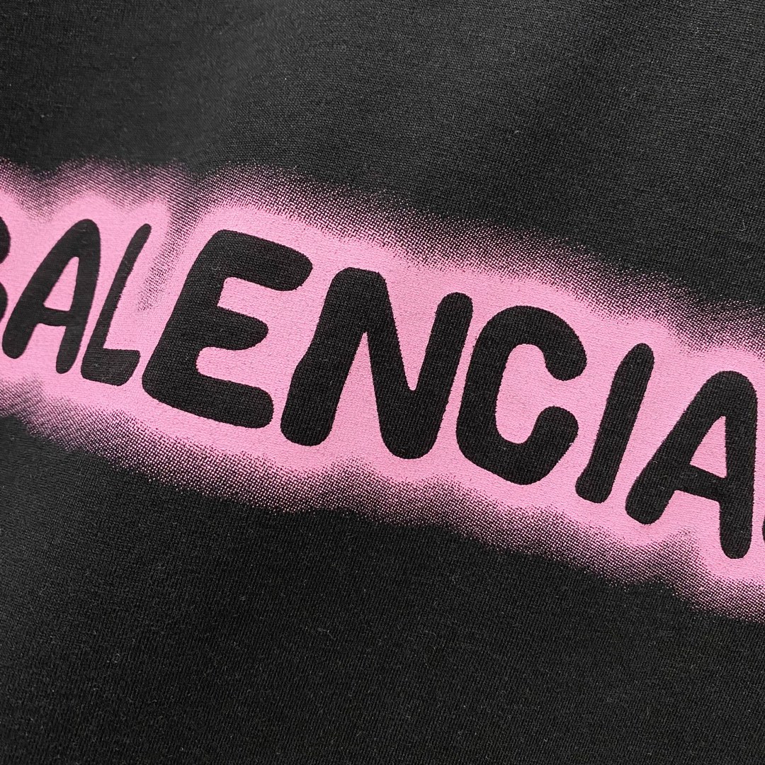 P80
BALENCIAGA巴黎世家洗水260克圆领短袖
荧光品牌锁扣字母LOGO印花标识
官方同步  1:1原版开模
时尚个性  百搭潮流
纯原品质  原版洗水面料
吊牌 领标 水洗麦 三标齐全
颜色: 黑色.白色.
尺码：S-XL