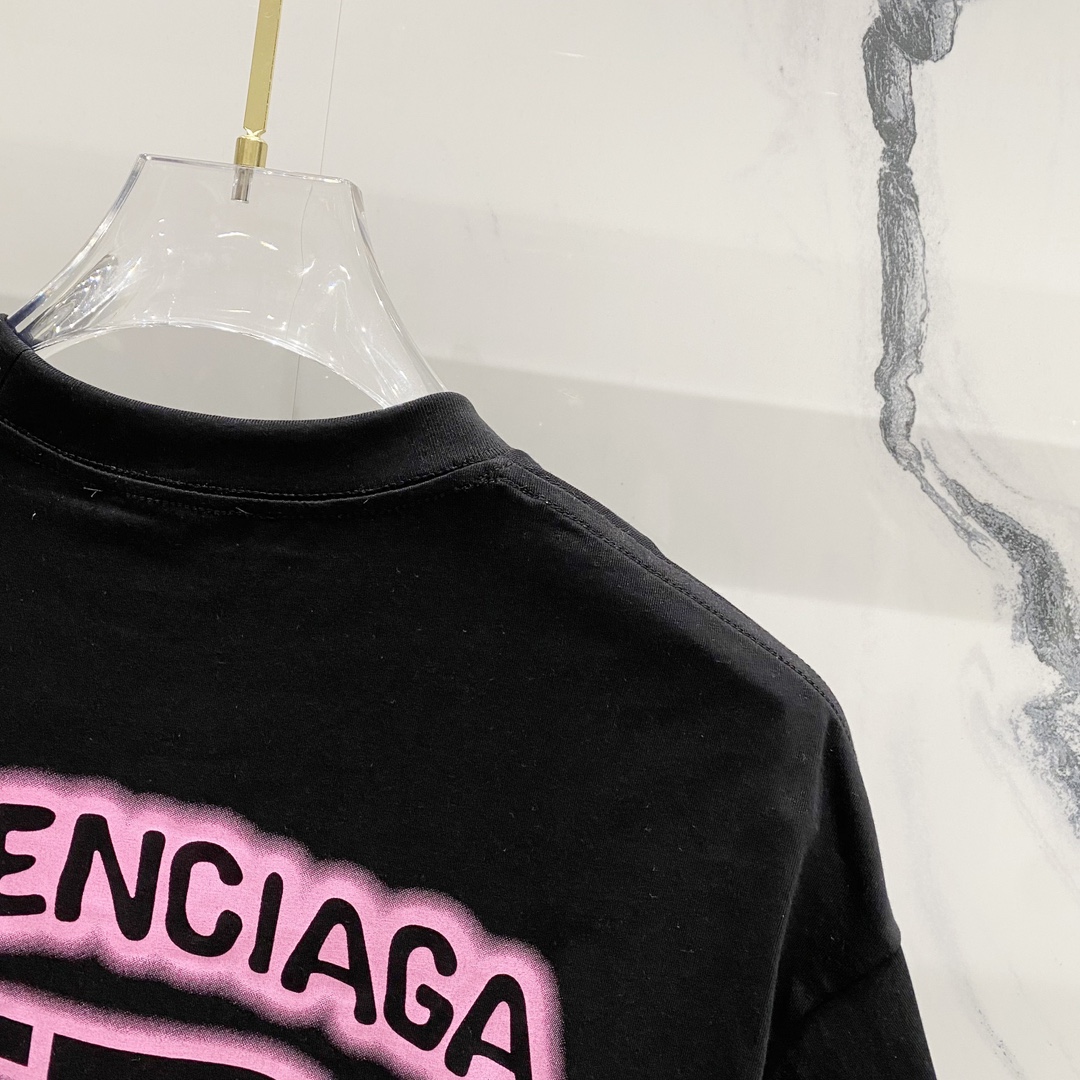P80
BALENCIAGA巴黎世家洗水260克圆领短袖
荧光品牌锁扣字母LOGO印花标识
官方同步  1:1原版开模
时尚个性  百搭潮流
纯原品质  原版洗水面料
吊牌 领标 水洗麦 三标齐全
颜色: 黑色.白色.
尺码：S-XL