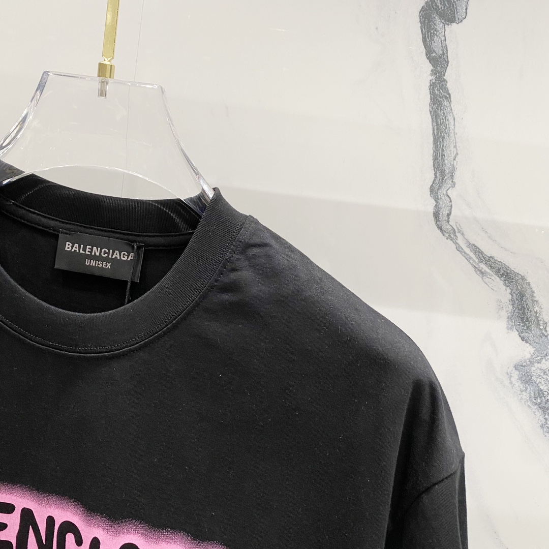 P80
BALENCIAGA巴黎世家洗水260克圆领短袖
荧光品牌锁扣字母LOGO印花标识
官方同步  1:1原版开模
时尚个性  百搭潮流
纯原品质  原版洗水面料
吊牌 领标 水洗麦 三标齐全
颜色: 黑色.白色.
尺码：S-XL