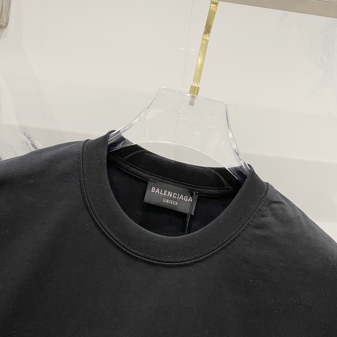 P80
BALENCIAGA巴黎世家洗水260克圆领短袖
荧光品牌锁扣字母LOGO印花标识
官方同步  1:1原版开模
时尚个性  百搭潮流
纯原品质  原版洗水面料
吊牌 领标 水洗麦 三标齐全
颜色: 黑色.白色.
尺码：S-XL