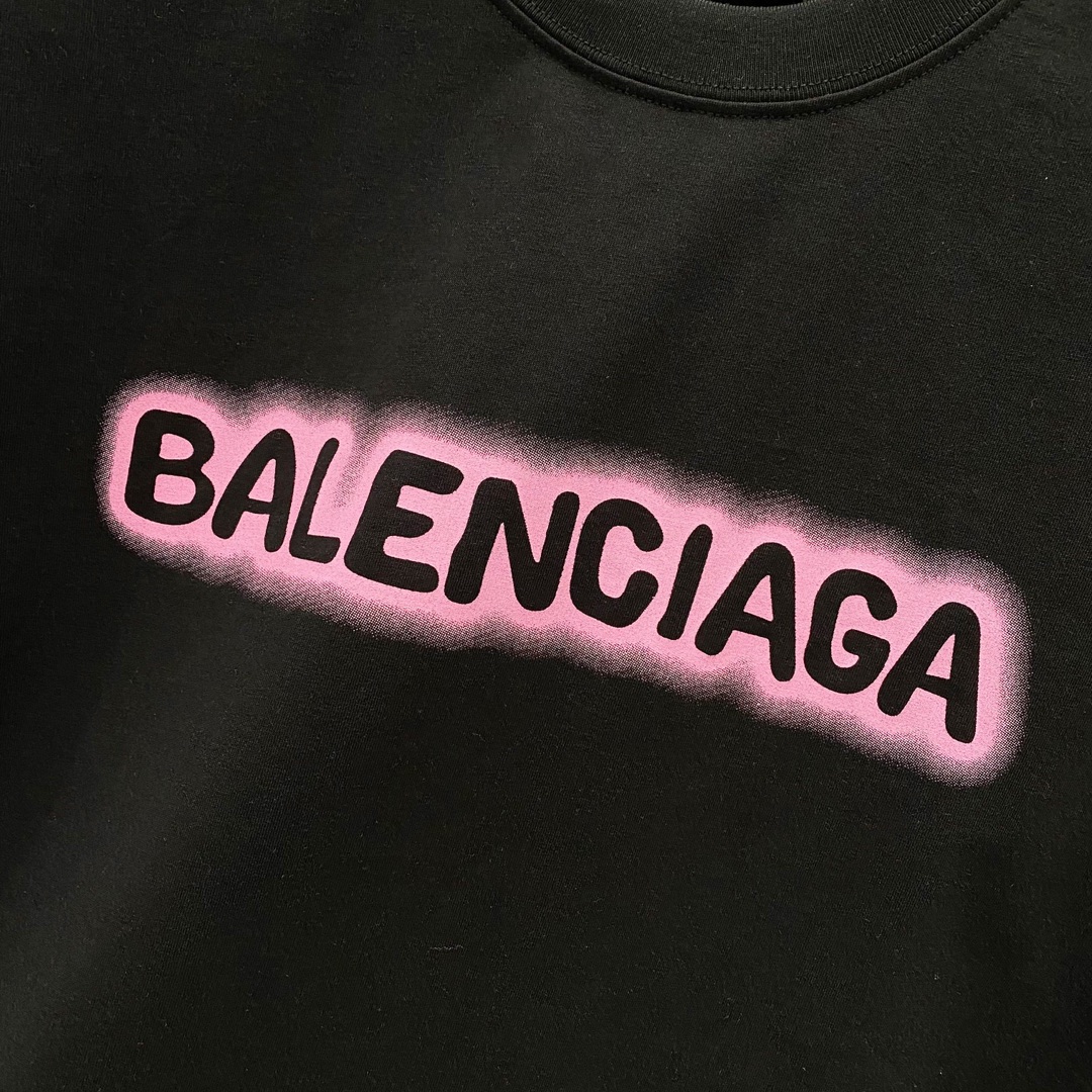 P80
BALENCIAGA巴黎世家洗水260克圆领短袖
荧光品牌锁扣字母LOGO印花标识
官方同步  1:1原版开模
时尚个性  百搭潮流
纯原品质  原版洗水面料
吊牌 领标 水洗麦 三标齐全
颜色: 黑色.白色.
尺码：S-XL