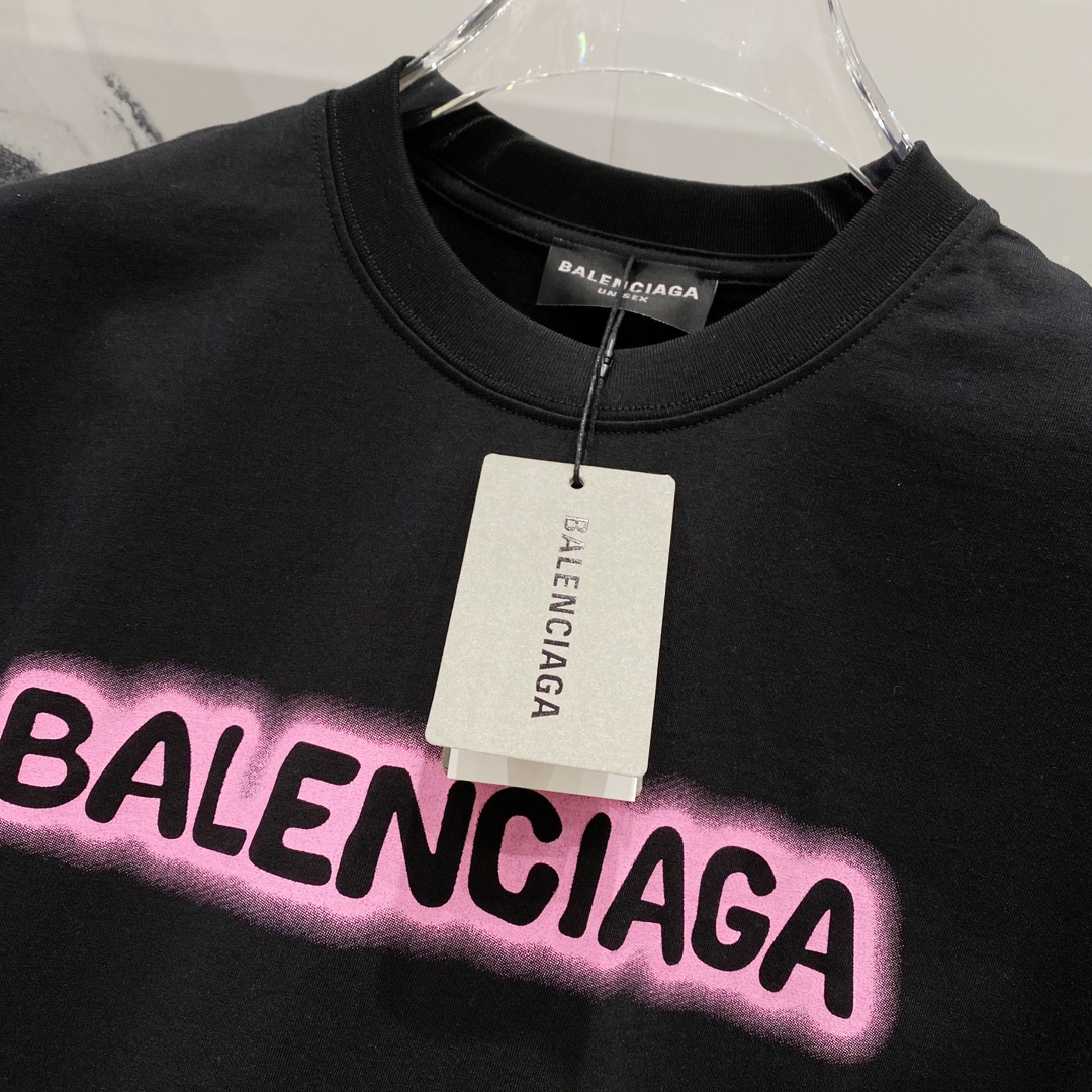 P80
BALENCIAGA巴黎世家洗水260克圆领短袖
荧光品牌锁扣字母LOGO印花标识
官方同步  1:1原版开模
时尚个性  百搭潮流
纯原品质  原版洗水面料
吊牌 领标 水洗麦 三标齐全
颜色: 黑色.白色.
尺码：S-XL