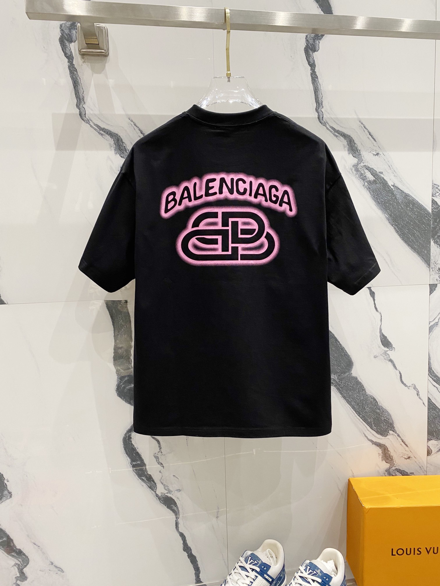 P80
BALENCIAGA巴黎世家洗水260克圆领短袖
荧光品牌锁扣字母LOGO印花标识
官方同步  1:1原版开模
时尚个性  百搭潮流
纯原品质  原版洗水面料
吊牌 领标 水洗麦 三标齐全
颜色: 黑色.白色.
尺码：S-XL