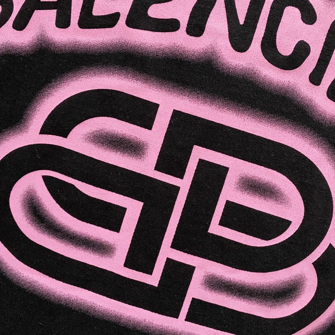 P80
BALENCIAGA巴黎世家洗水260克圆领短袖
荧光品牌锁扣字母LOGO印花标识
官方同步  1:1原版开模
时尚个性  百搭潮流
纯原品质  原版洗水面料
吊牌 领标 水洗麦 三标齐全
颜色: 黑色.白色.
尺码：S-XL