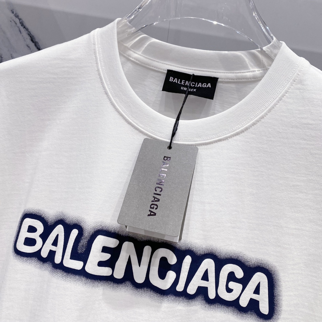P80
BALENCIAGA巴黎世家洗水260克圆领短袖
荧光品牌锁扣字母LOGO印花标识
官方同步  1:1原版开模
时尚个性  百搭潮流
纯原品质  原版洗水面料
吊牌 领标 水洗麦 三标齐全
颜色: 黑色.白色.
尺码：S-XL