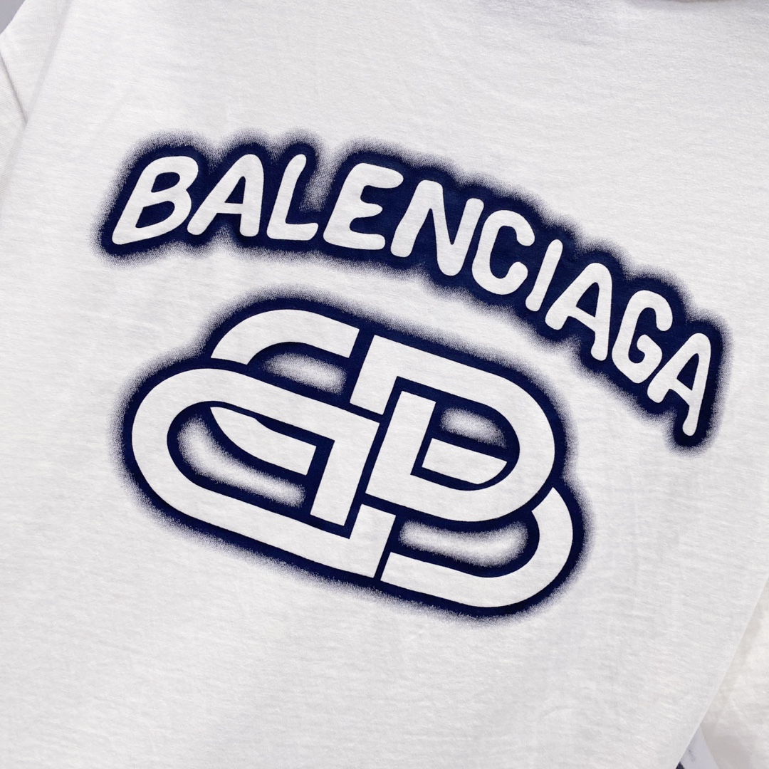 P80
BALENCIAGA巴黎世家洗水260克圆领短袖
荧光品牌锁扣字母LOGO印花标识
官方同步  1:1原版开模
时尚个性  百搭潮流
纯原品质  原版洗水面料
吊牌 领标 水洗麦 三标齐全
颜色: 黑色.白色.
尺码：S-XL