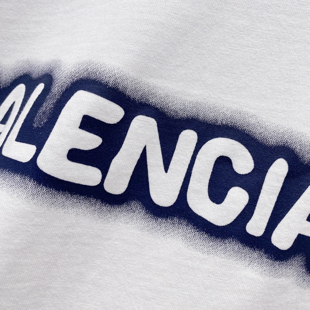 P80
BALENCIAGA巴黎世家洗水260克圆领短袖
荧光品牌锁扣字母LOGO印花标识
官方同步  1:1原版开模
时尚个性  百搭潮流
纯原品质  原版洗水面料
吊牌 领标 水洗麦 三标齐全
颜色: 黑色.白色.
尺码：S-XL