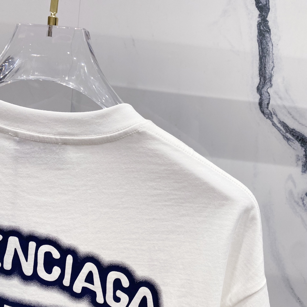 P80
BALENCIAGA巴黎世家洗水260克圆领短袖
荧光品牌锁扣字母LOGO印花标识
官方同步  1:1原版开模
时尚个性  百搭潮流
纯原品质  原版洗水面料
吊牌 领标 水洗麦 三标齐全
颜色: 黑色.白色.
尺码：S-XL