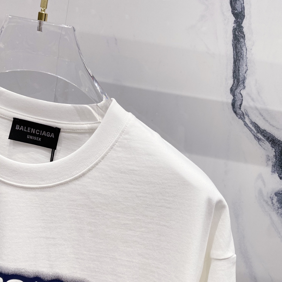 P80
BALENCIAGA巴黎世家洗水260克圆领短袖
荧光品牌锁扣字母LOGO印花标识
官方同步  1:1原版开模
时尚个性  百搭潮流
纯原品质  原版洗水面料
吊牌 领标 水洗麦 三标齐全
颜色: 黑色.白色.
尺码：S-XL