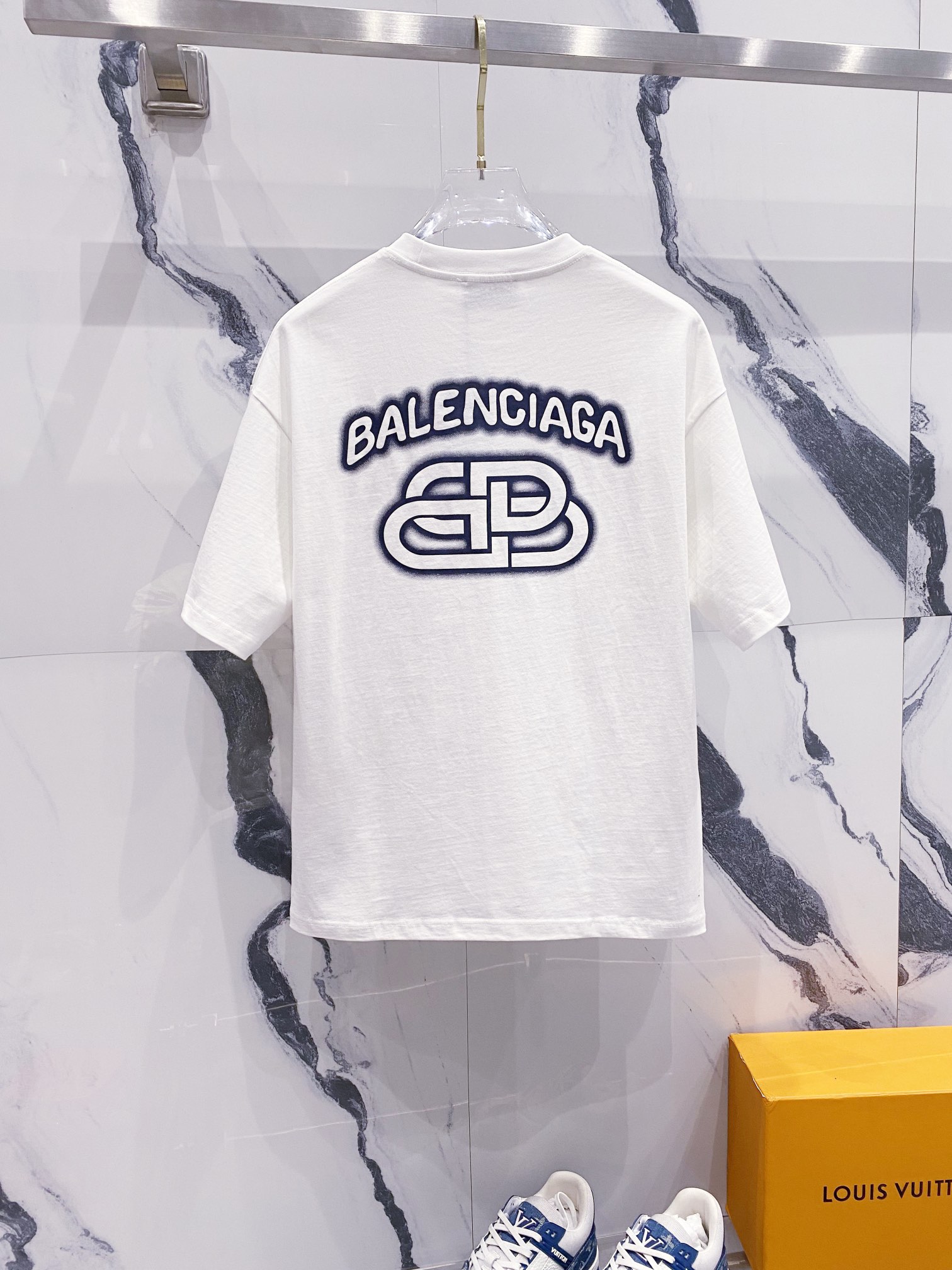 P80
BALENCIAGA巴黎世家洗水260克圆领短袖
荧光品牌锁扣字母LOGO印花标识
官方同步  1:1原版开模
时尚个性  百搭潮流
纯原品质  原版洗水面料
吊牌 领标 水洗麦 三标齐全
颜色: 黑色.白色.
尺码：S-XL