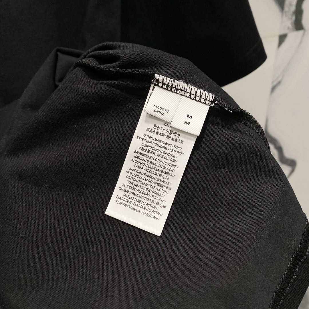 P80
BURBERRY巴宝莉洗水260克圆领短袖
立体格纹贴布压印品牌字母LOGO标识
官方同步  1:1原版开模
时尚个性  百搭潮流
纯原品质  原版洗水面料
吊牌 领标 水洗麦 三标齐全
颜色: 黑色.白色.
尺码：S-XL