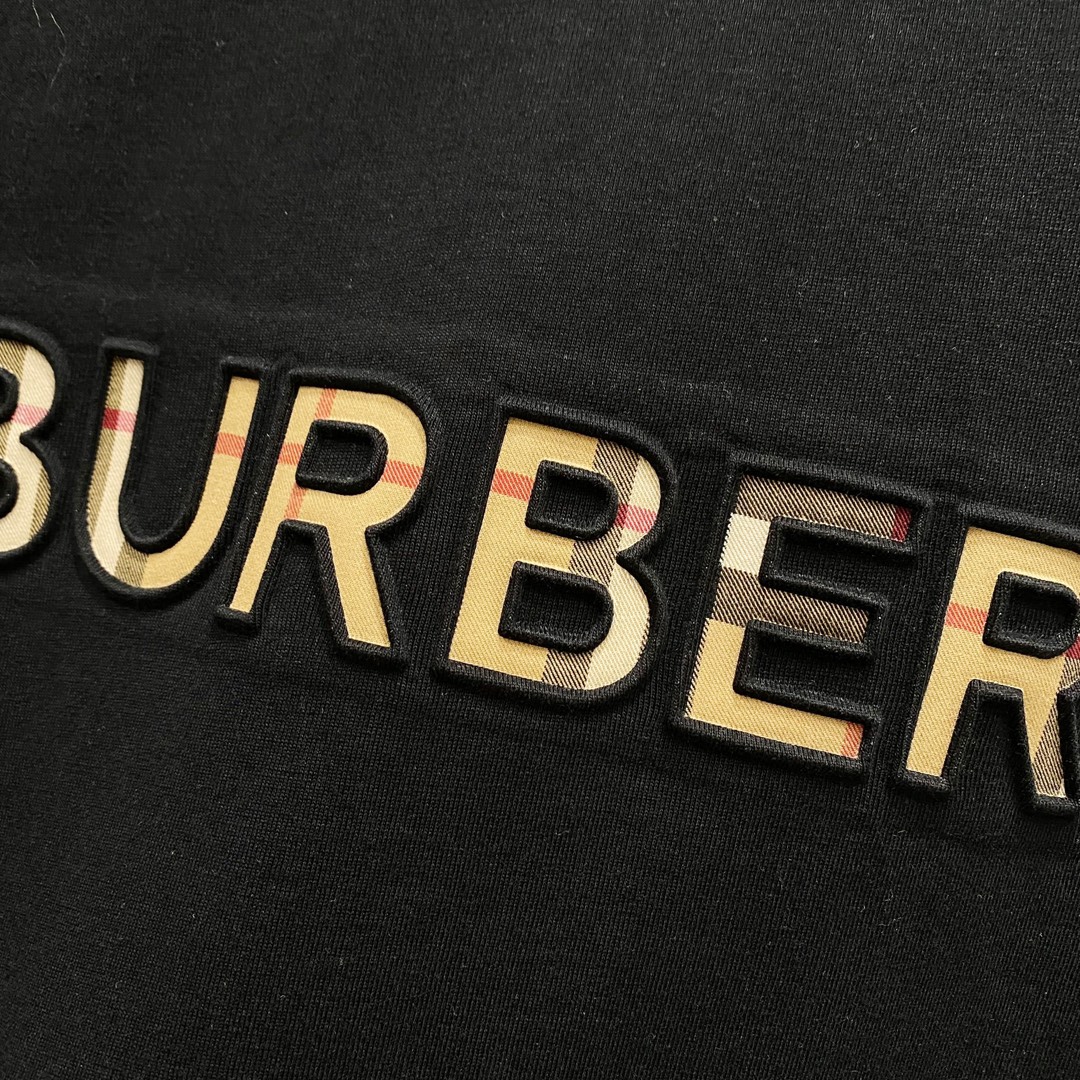 P80
BURBERRY巴宝莉洗水260克圆领短袖
立体格纹贴布压印品牌字母LOGO标识
官方同步  1:1原版开模
时尚个性  百搭潮流
纯原品质  原版洗水面料
吊牌 领标 水洗麦 三标齐全
颜色: 黑色.白色.
尺码：S-XL