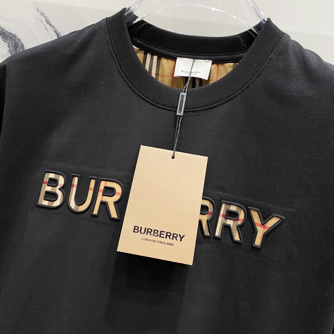 P80
BURBERRY巴宝莉洗水260克圆领短袖
立体格纹贴布压印品牌字母LOGO标识
官方同步  1:1原版开模
时尚个性  百搭潮流
纯原品质  原版洗水面料
吊牌 领标 水洗麦 三标齐全
颜色: 黑色.白色.
尺码：S-XL