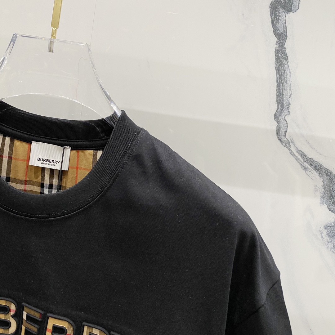 P80
BURBERRY巴宝莉洗水260克圆领短袖
立体格纹贴布压印品牌字母LOGO标识
官方同步  1:1原版开模
时尚个性  百搭潮流
纯原品质  原版洗水面料
吊牌 领标 水洗麦 三标齐全
颜色: 黑色.白色.
尺码：S-XL