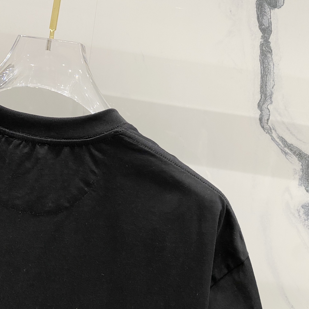 P80
BURBERRY巴宝莉洗水260克圆领短袖
立体格纹贴布压印品牌字母LOGO标识
官方同步  1:1原版开模
时尚个性  百搭潮流
纯原品质  原版洗水面料
吊牌 领标 水洗麦 三标齐全
颜色: 黑色.白色.
尺码：S-XL