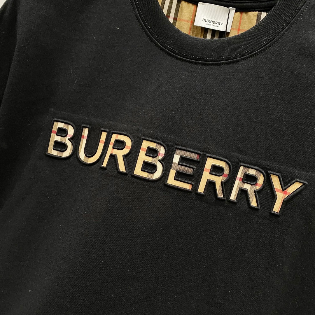 P80
BURBERRY巴宝莉洗水260克圆领短袖
立体格纹贴布压印品牌字母LOGO标识
官方同步  1:1原版开模
时尚个性  百搭潮流
纯原品质  原版洗水面料
吊牌 领标 水洗麦 三标齐全
颜色: 黑色.白色.
尺码：S-XL