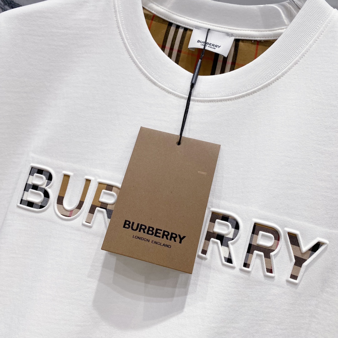 🅿️95
BURBERRY巴宝莉洗水260克圆领短袖
立体格纹贴布压印品牌字母LOGO标识
官方同步  1:1原版开模
时尚个性  百搭潮流
纯原品质  原版洗水面料
吊牌 领标 水洗麦 三标齐全
颜色: 黑色.白色.
尺码：S-XL