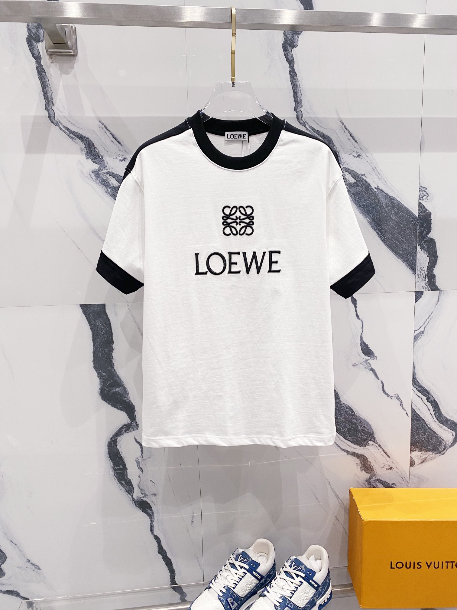 🅿️100 LOEWE 罗意威 320克圆领短袖T恤 撞色刺绣🪡字母LOGO拼接设计标识 官方同步 1:1原版开模 时尚个性 百搭潮流 纯原品质 原版洗水面料 吊牌 领标 水洗麦 三标齐全 颜色: 黑色.白色. 尺码：S-XL