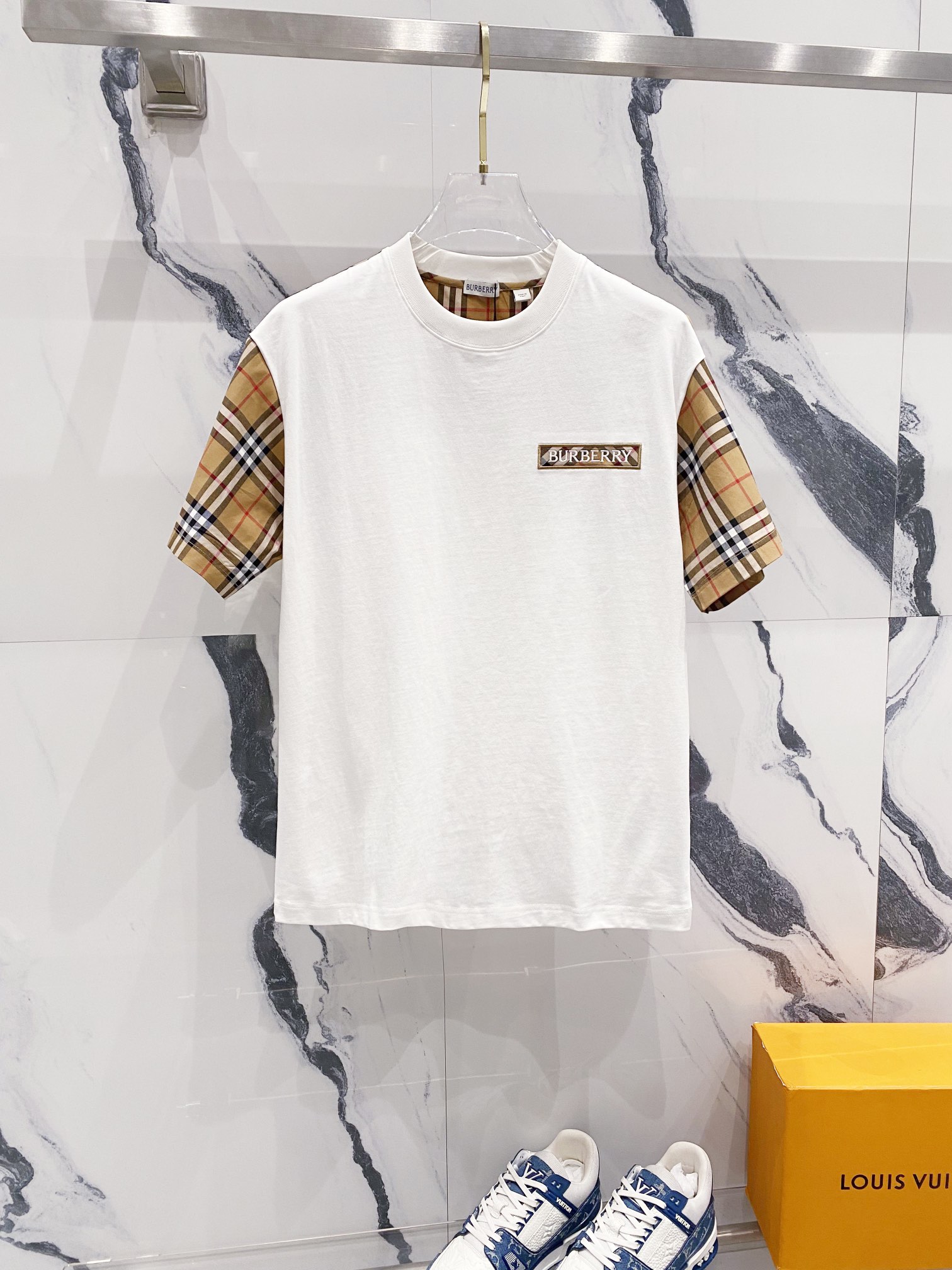 BURBERRY 巴宝莉 320克圆领短袖T恤 格纹拼接设计刺绣🪡字母LOGO小标 官方同步 1:1原版开模 时尚个性 百搭潮流 纯原品质 原版洗水面料 吊牌 领标 水洗麦 三标齐全 颜色: 黑色.白色. 尺码：S-XL