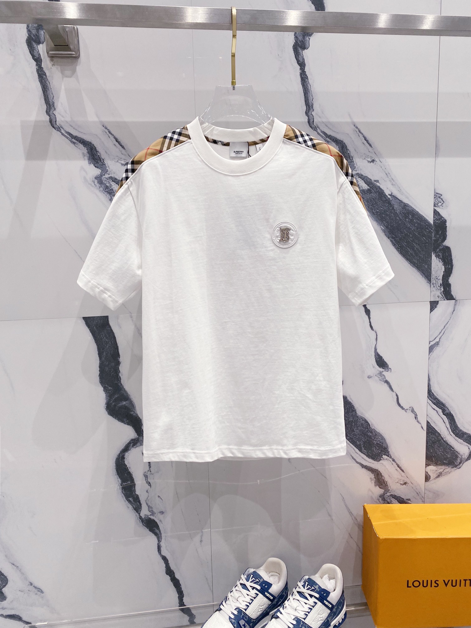 BURBERRY 巴宝莉 320克圆领短袖T恤 五金TB字母皮革战马🐎LOGO标识 官方同步 1:1原版开模 时尚个性 百搭潮流 纯原品质 原版洗水面料 吊牌 领标 水洗麦 三标齐全 颜色: 黑色.白色. 尺码：S-XL