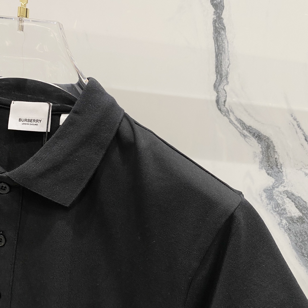  
BURBERRY 巴宝莉 翻领POLO衫
经典简约格纹镂空战马LOGO小标
官方同步  商务首选
时