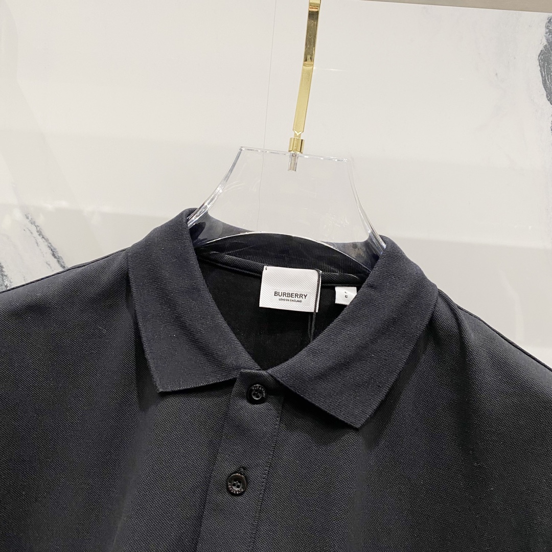 
BURBERRY 巴宝莉 翻领POLO衫
经典简约格纹镂空战马LOGO小标
官方同步  商务首选
时
