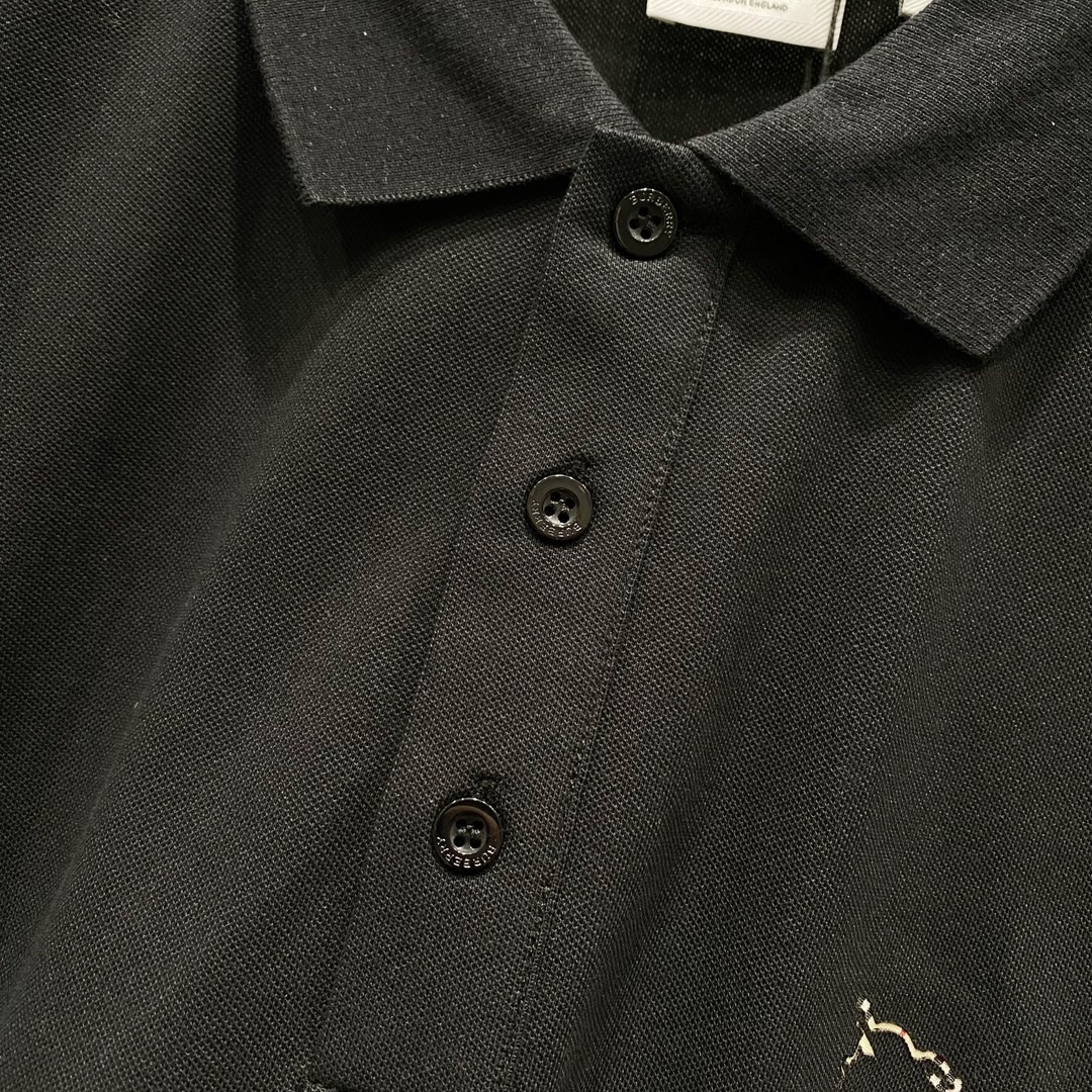  
BURBERRY 巴宝莉 翻领POLO衫
经典简约格纹镂空战马LOGO小标
官方同步  商务首选
时