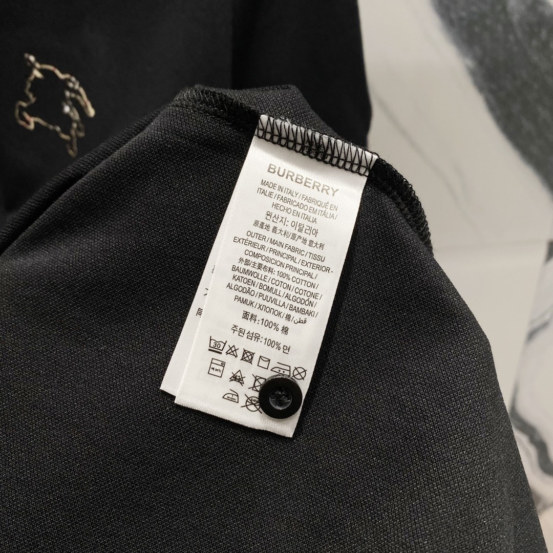  
BURBERRY 巴宝莉 翻领POLO衫
经典简约格纹镂空战马LOGO小标
官方同步  商务首选
时