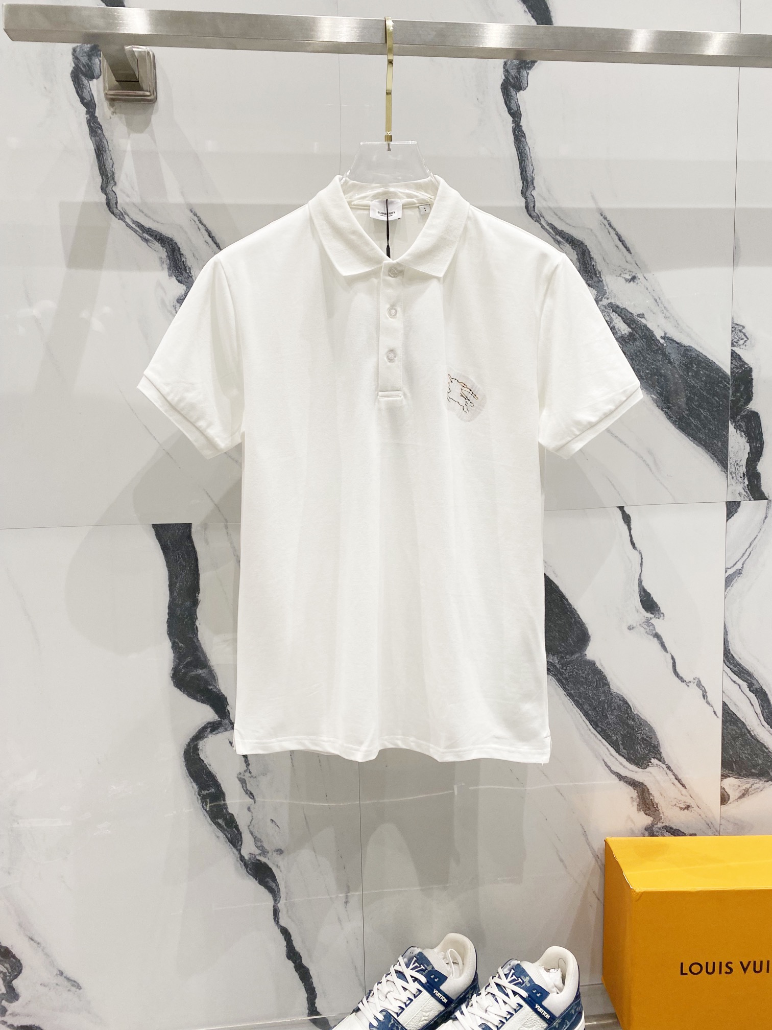 BURBERRY Polo de cuello vuelto, logotipo de caballo de guerra clásico y sencillo con patrón de cuadros calado, sincroni…