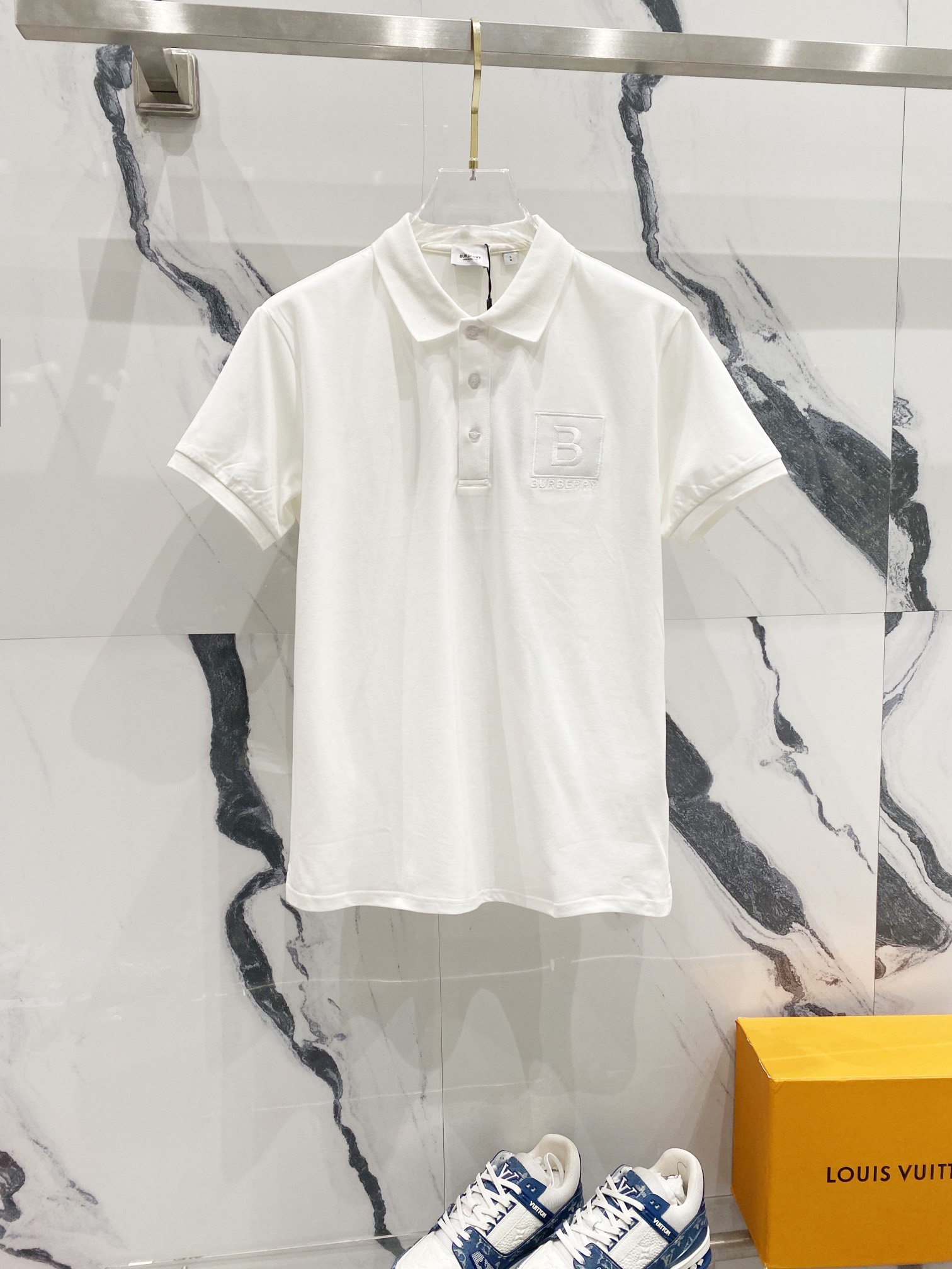 BURBERRY Polo de cuello vuelto, logotipo bordado de letras pequeñas y sencillo, sincronizado oficialmente, primera opci…