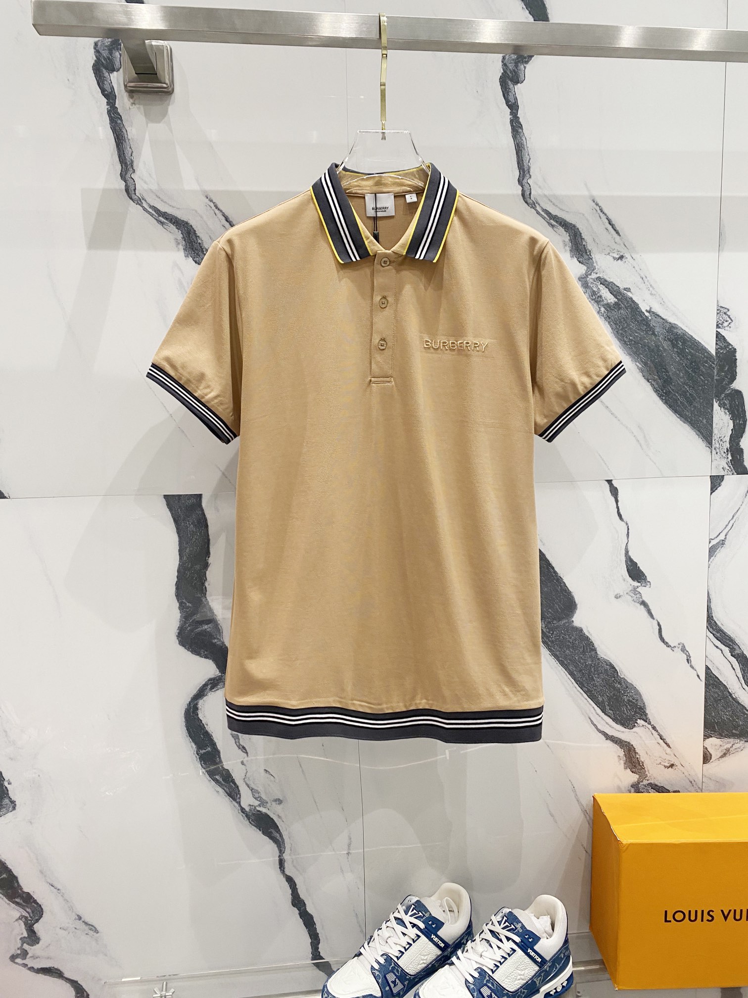 BURBERRY Polo de cuello vuelto, logotipo bordado de letras pequeñas con diseño de rayas, sincronizado oficialmente, pri…