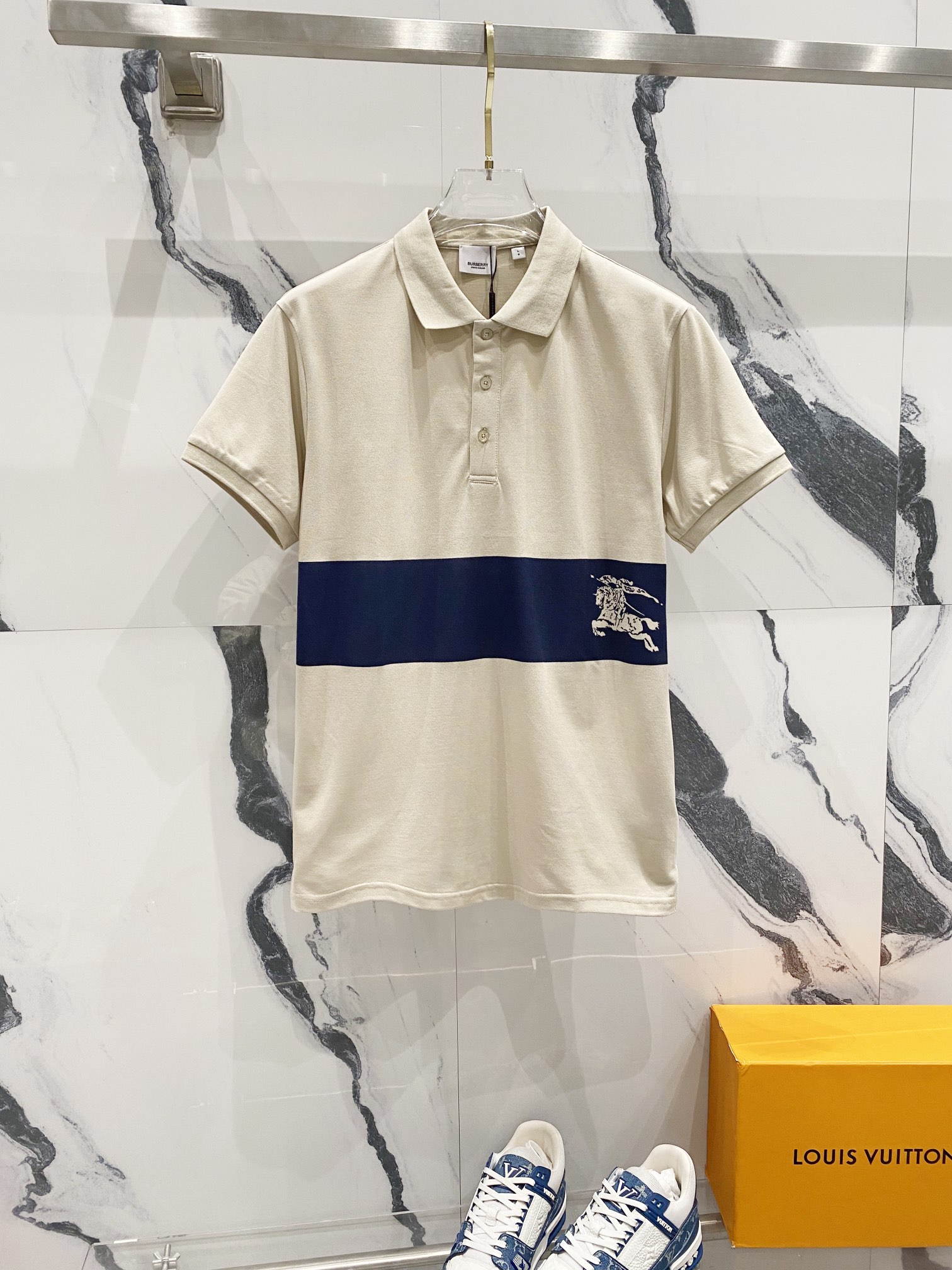 BURBERRY Polo de cuello vuelto, logotipo de caballo de guerra con rayas alrededor, sincronizado oficialmente, primera o…