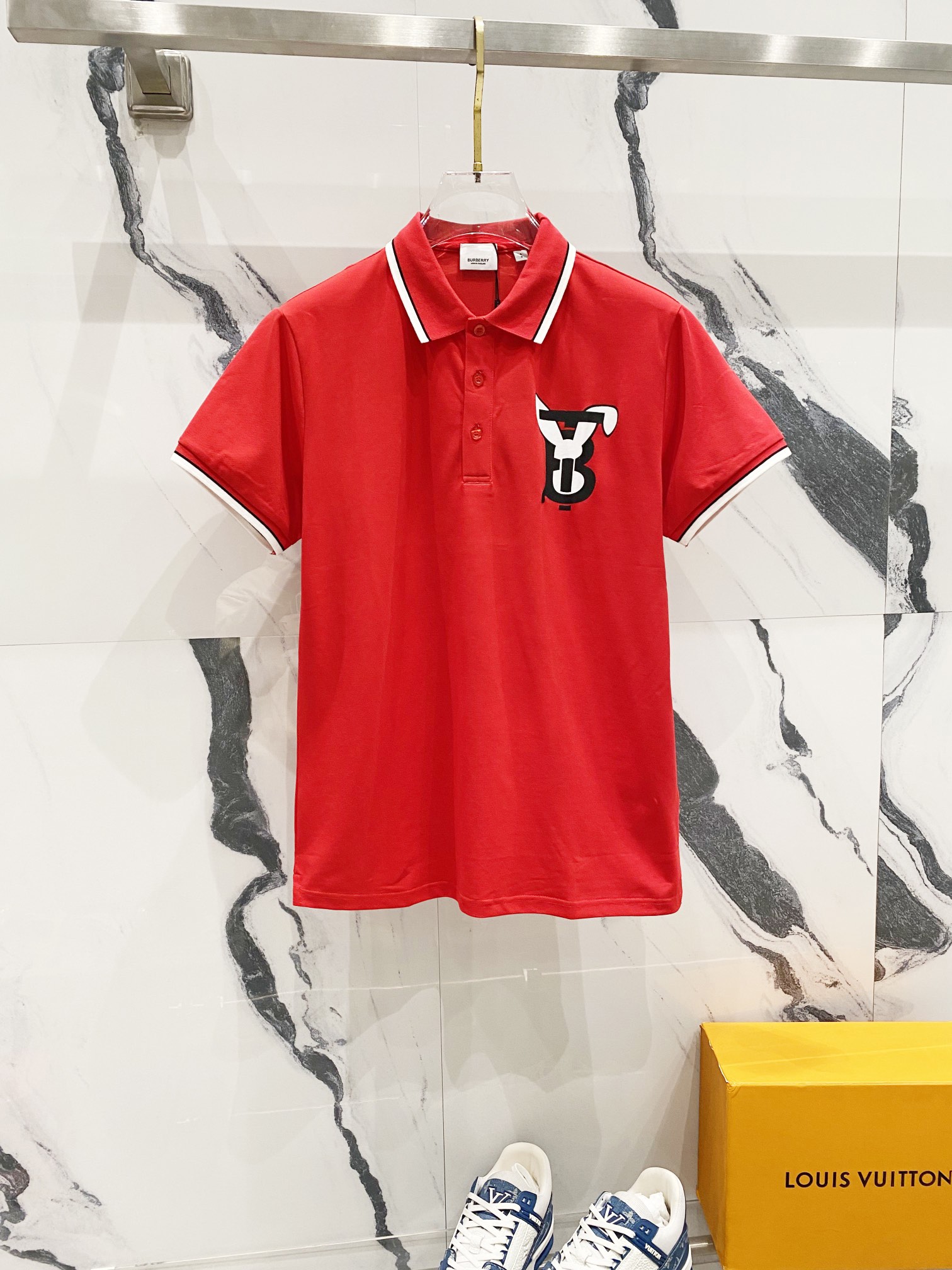 BURBERRY Polo de cuello vuelto, logotipo de conejo con letras TB, sincronizado oficialmente, primera opción de negocios…