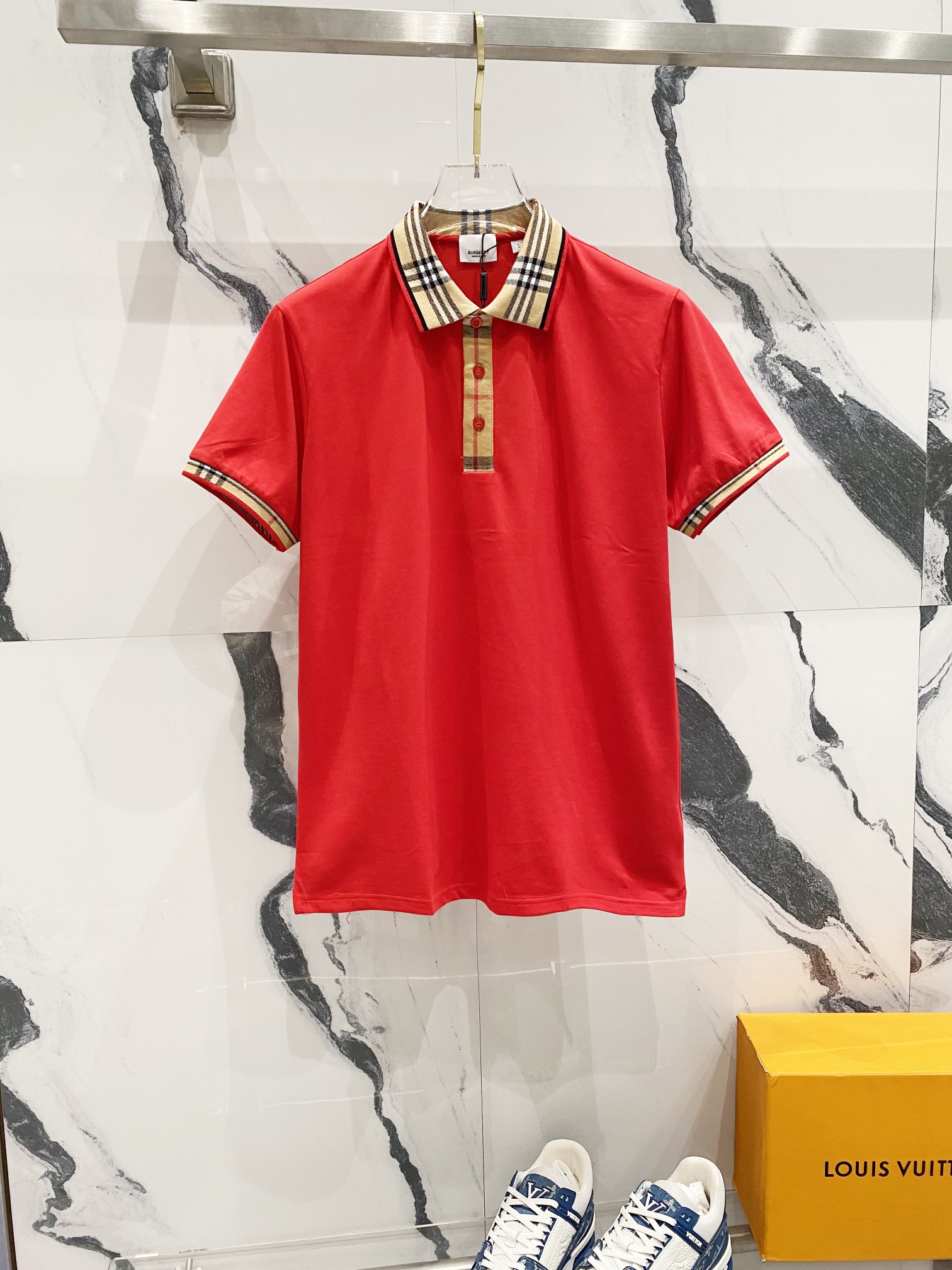 BURBERRY Polo de cuello vuelto, logotipo de la marca tejido a rayas en el cuello, sincronizado oficialmente, primera op…