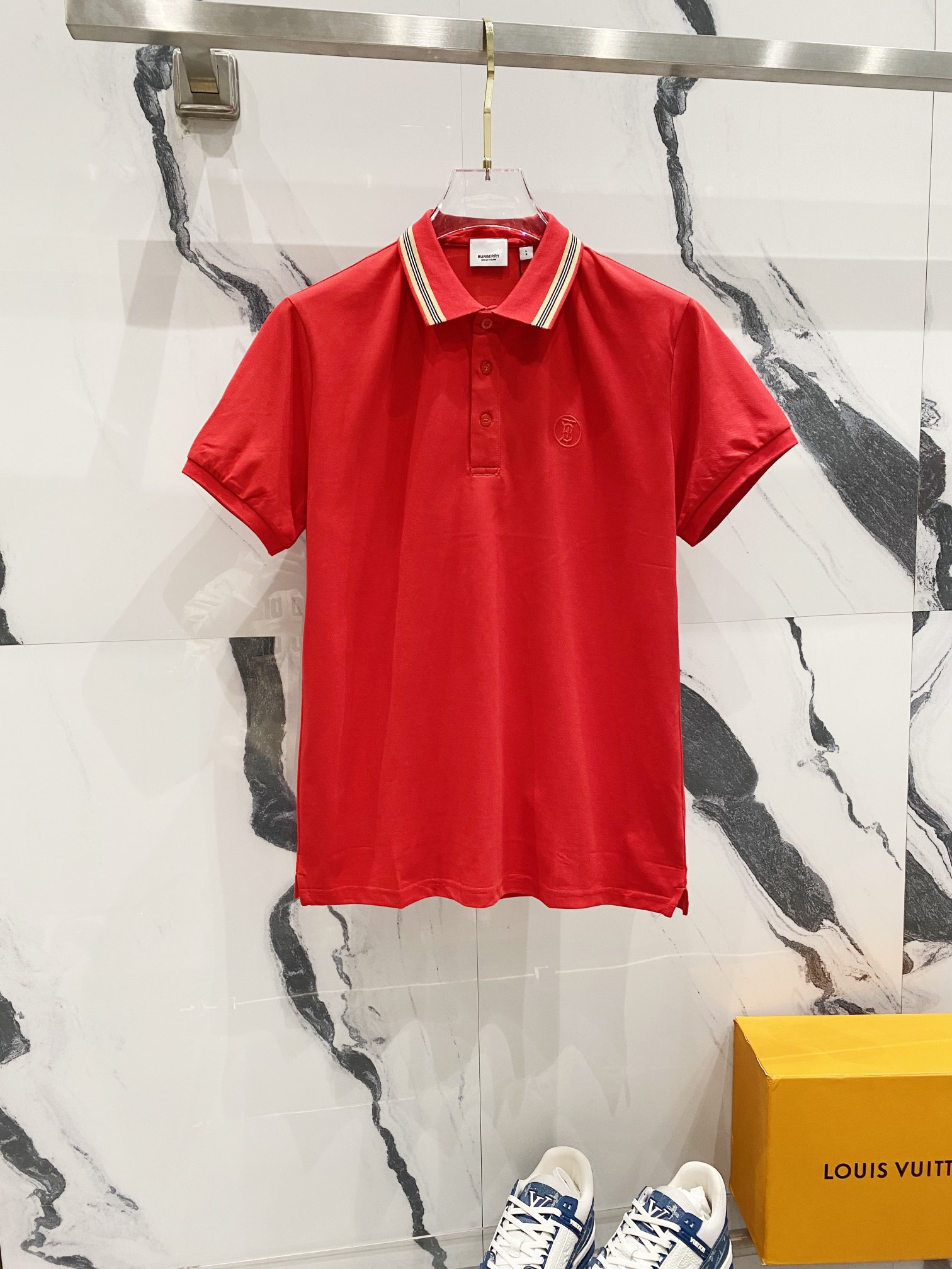 BURBERRY Polo de cuello vuelto, logotipo bordado de letras pequeñas TB con cuello a rayas, sincronizado oficialmente, p…