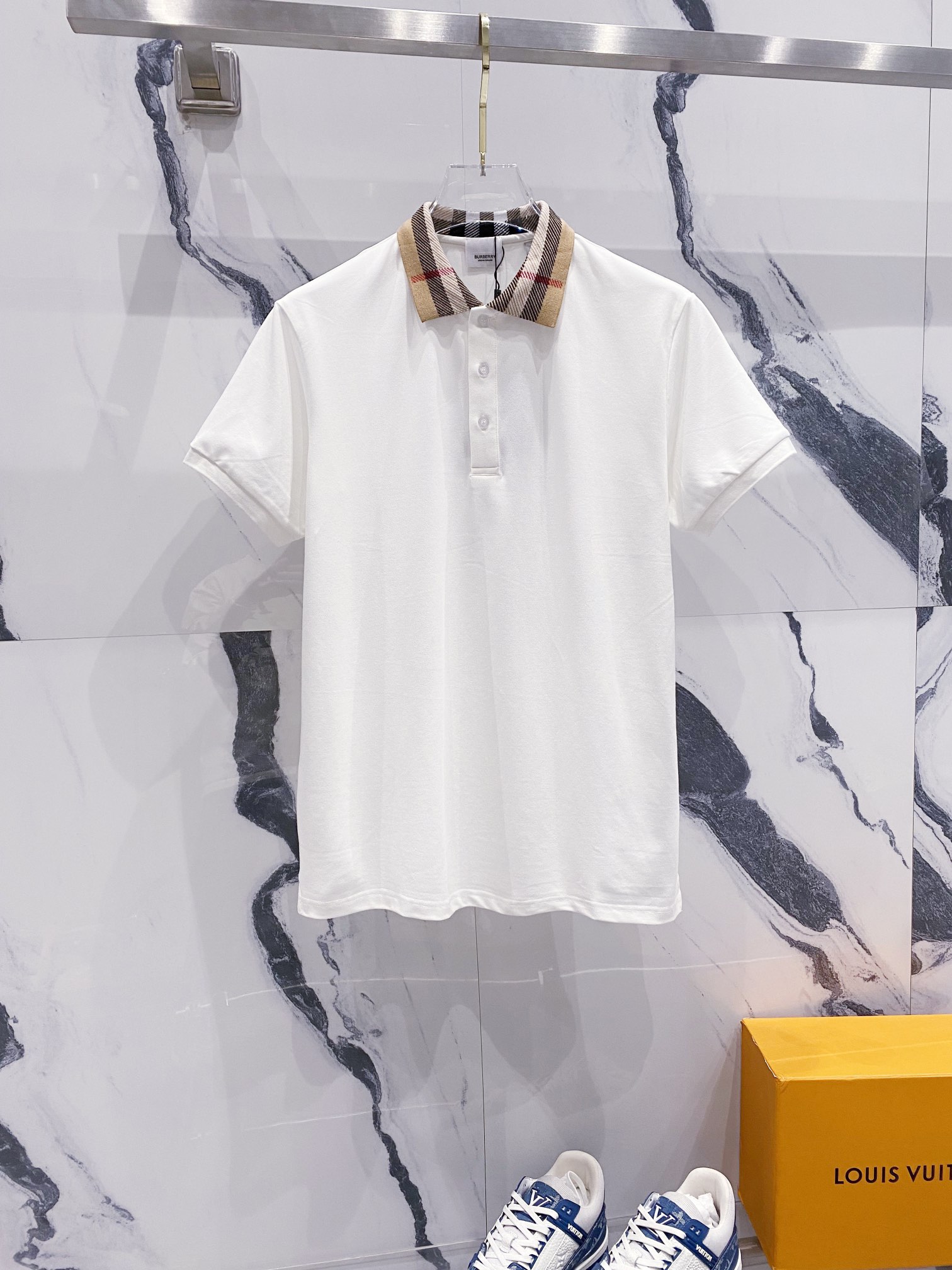 BURBERRY Polo de cuello vuelto, diseño de logotipo tejido a rayas de la marca en el cuello, sincronizado oficialmente, …