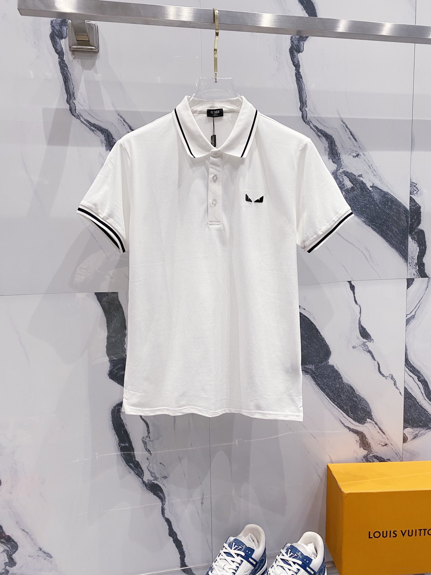 FENDI 芬迪 翻领POLO衫 小怪兽眼睛👀LOGO刺绣🪡拼色领口 官方同步 商务首选 时尚个性 百搭潮流 纯原品质 原版面料 吊牌 领标 水洗麦 三标齐全 颜色: 黑色.白色. 尺码：M-3XL