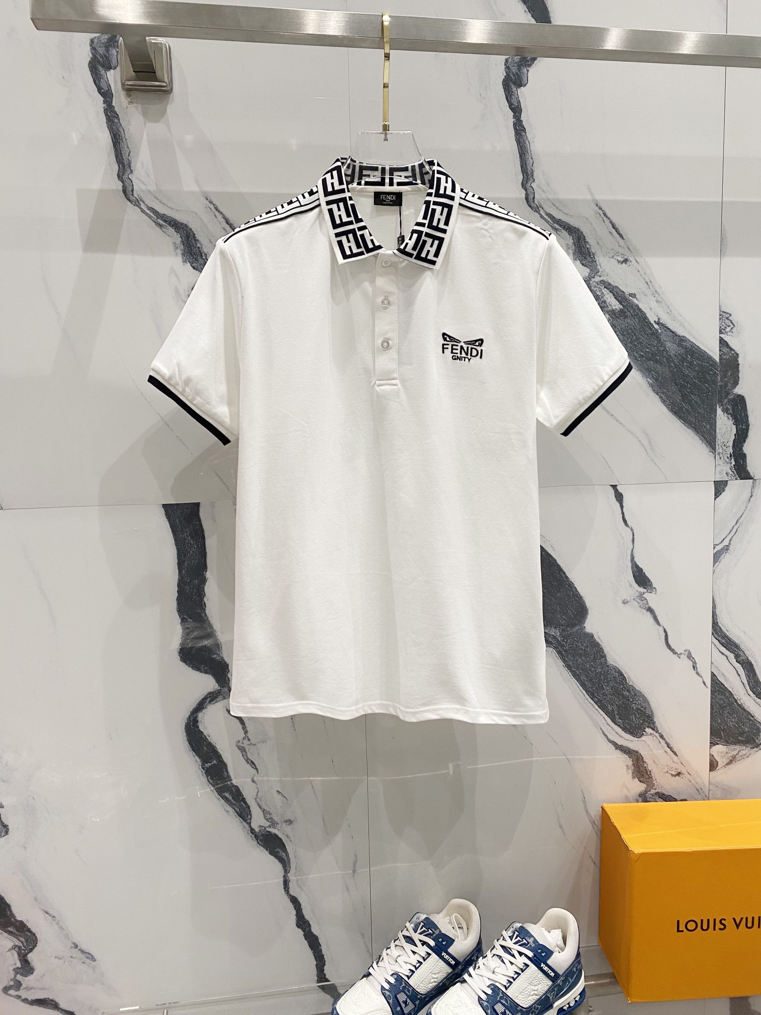 FENDI 芬迪 翻领POLO衫 FF字母织带 刺绣🪡眼睛LOGO标识 官方同步 商务首选 时尚个性 百搭潮流 纯原品质 原版面料 吊牌 领标 水洗麦 三标齐全 颜色: 黑色.白色. 尺码：M-3XL