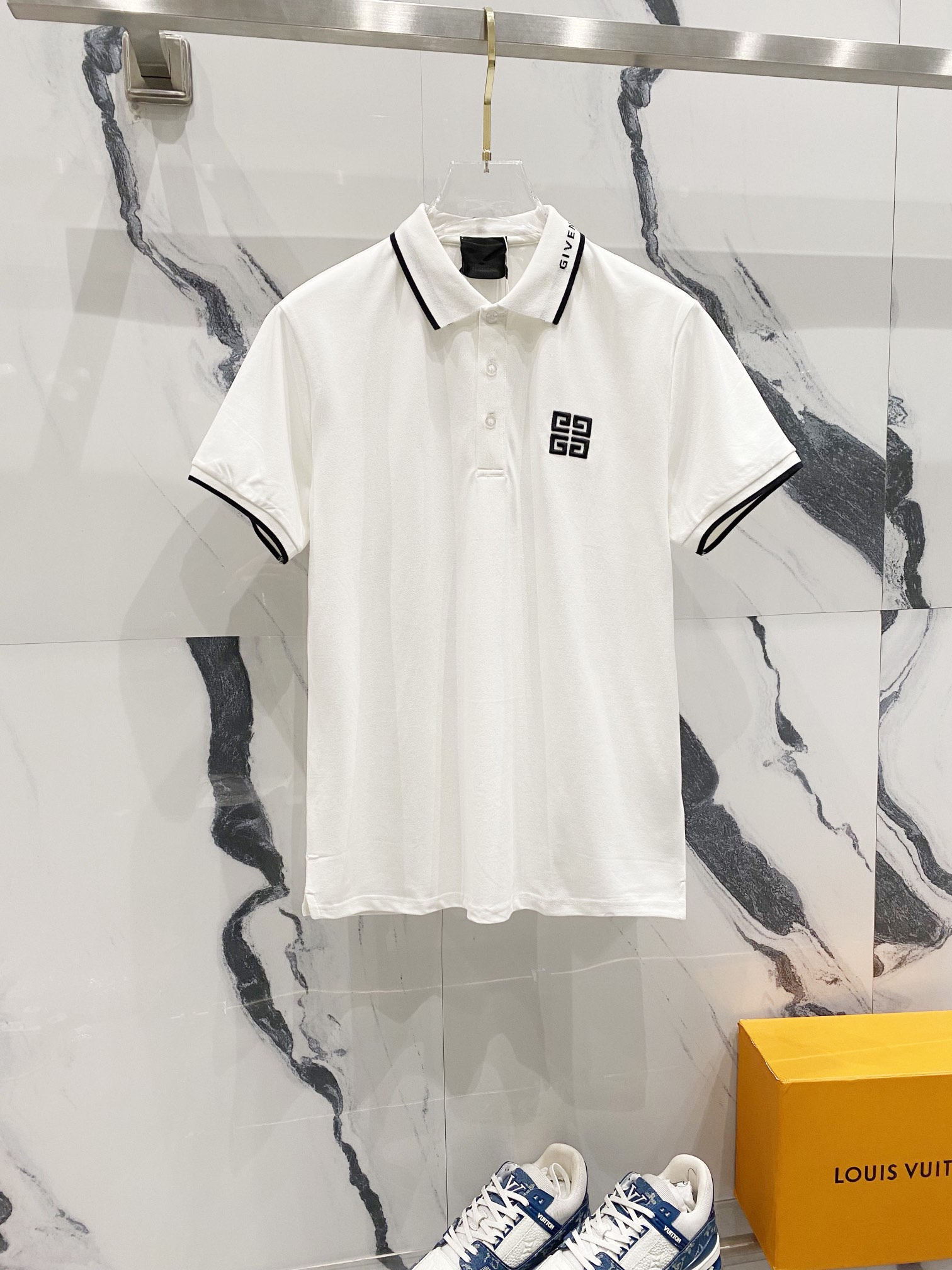 GIVENCHY Polo de solapa Cuello en bloques de color Bordado🪡 Logotipo de la letra Sincronización oficial Negocio Primer…