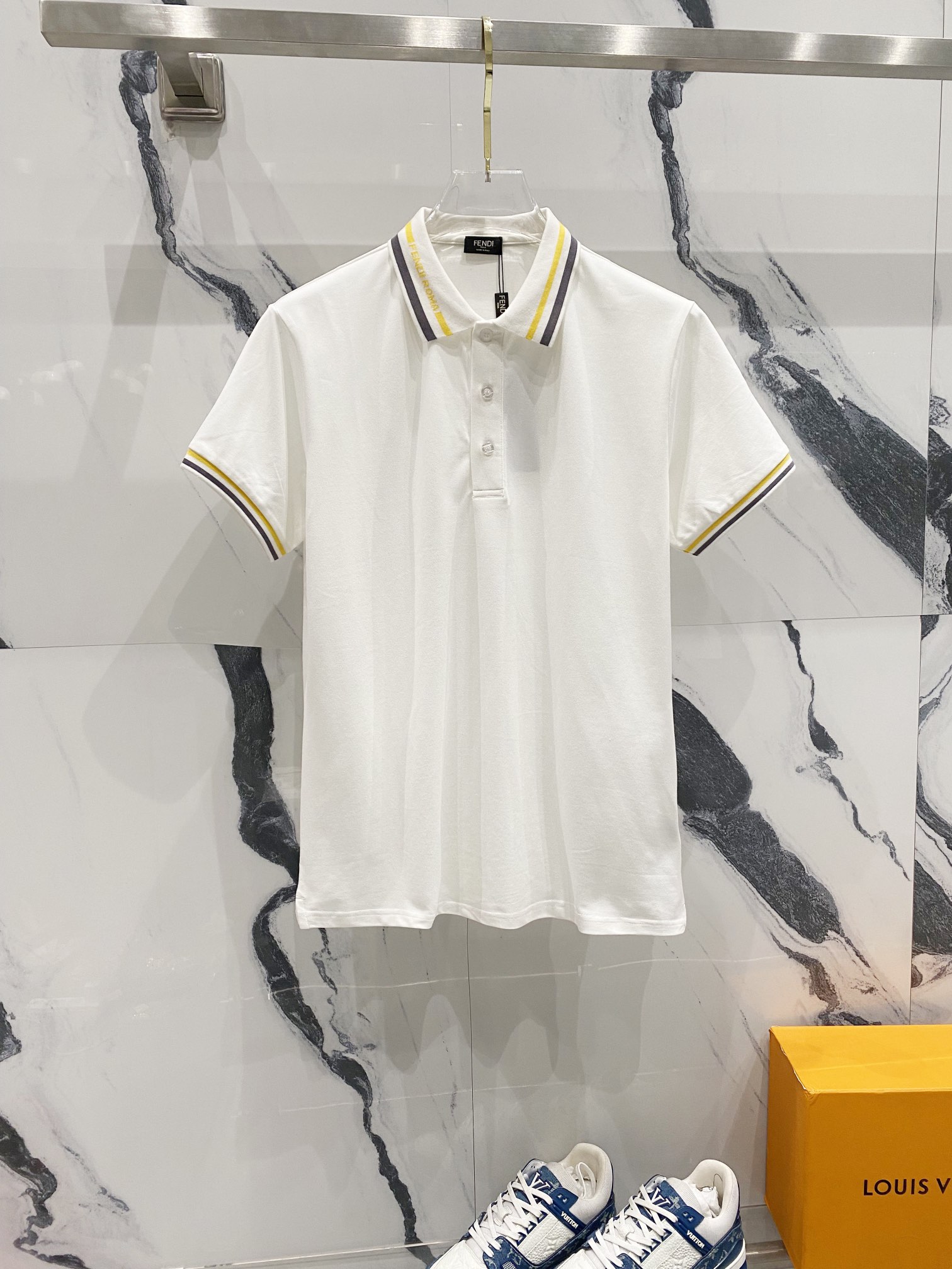 FENDI 芬迪 翻领POLO衫 品牌刺绣🪡字母LOGO条纹编织领口 官方同步 商务首选 时尚个性 百搭潮流 纯原品质 原版面料 吊牌 领标 水洗麦 三标齐全 颜色: 黑色.白色. 尺码：M-3XL