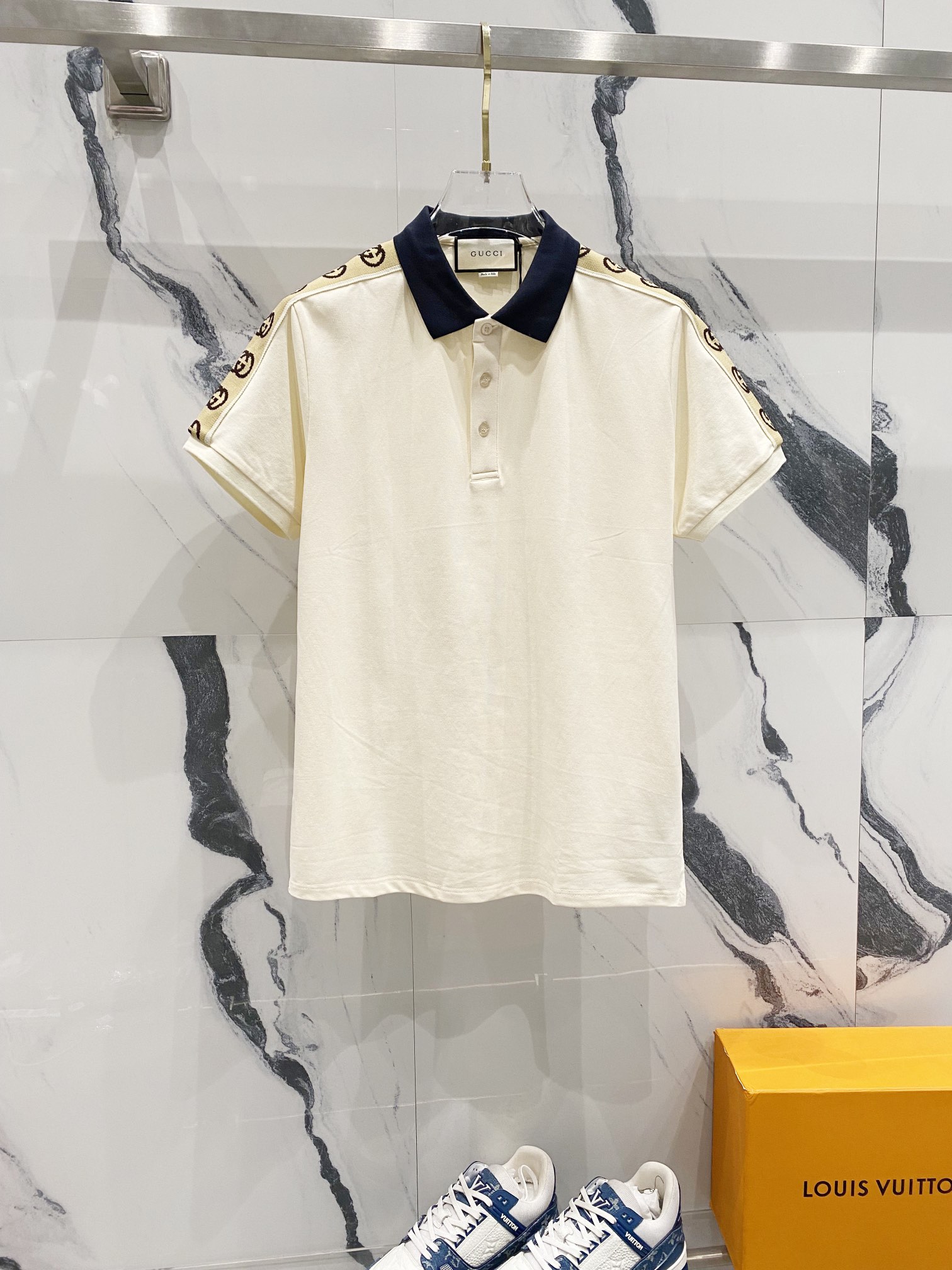 GUCCI 古驰 翻领POLO衫 经典双G织带拼接手袖LOGO设计 官方同步 商务首选 时尚个性 百搭潮流 纯原品质 原版面料 吊牌 领标 水洗麦 三标齐全 颜色: 黑色.杏色. 尺码：M-3XL
