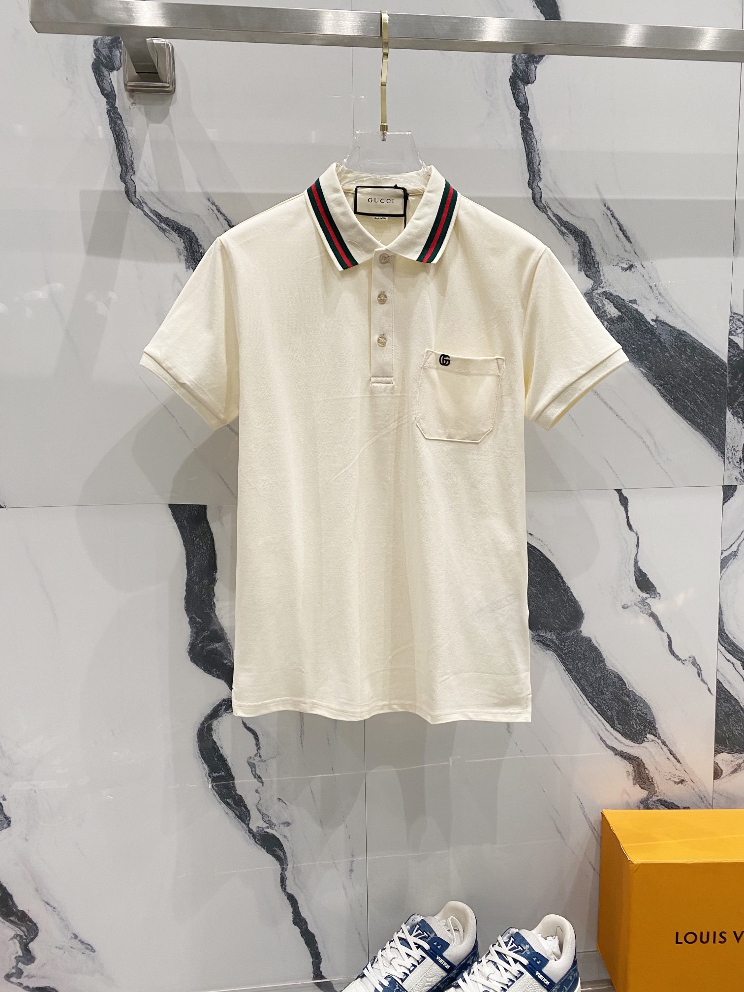 GUCCI 古驰 翻领POLO衫 GG小字母LOGO刺绣🪡口袋标识 官方同步 商务首选 时尚个性 百搭潮流 纯原品质 原版面料 吊牌 领标 水洗麦 三标齐全 颜色: 黑色.杏色. 尺码：M-3XL