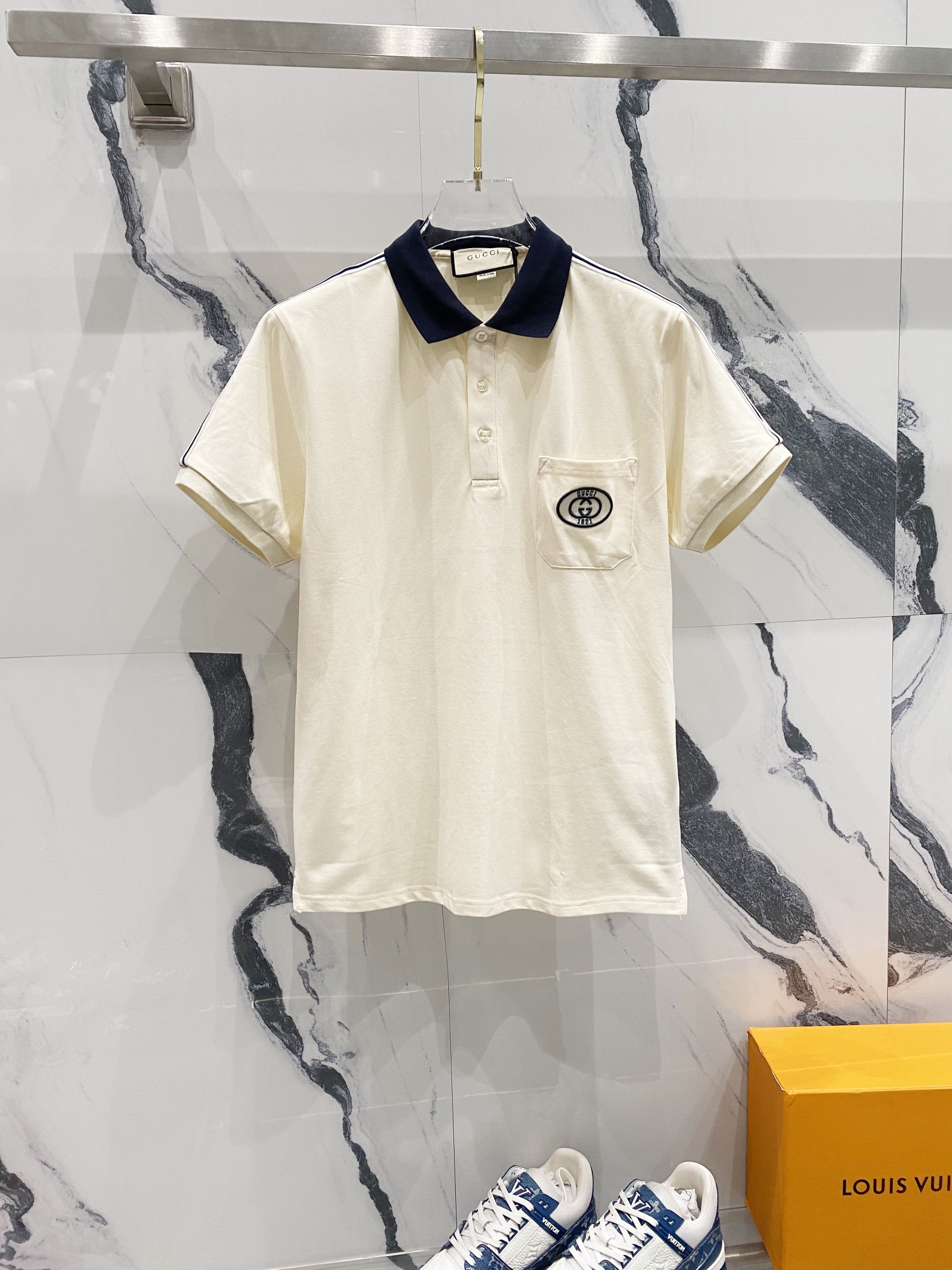 GUCCI 古驰 翻领POLO衫 刺绣🪡字母1921口袋LOGO红蓝织带 官方同步 商务首选 时尚个性 百搭潮流 纯原品质 原版面料 吊牌 领标 水洗麦 三标齐全 颜色: 黑色.杏色. 尺码：M-3XL
