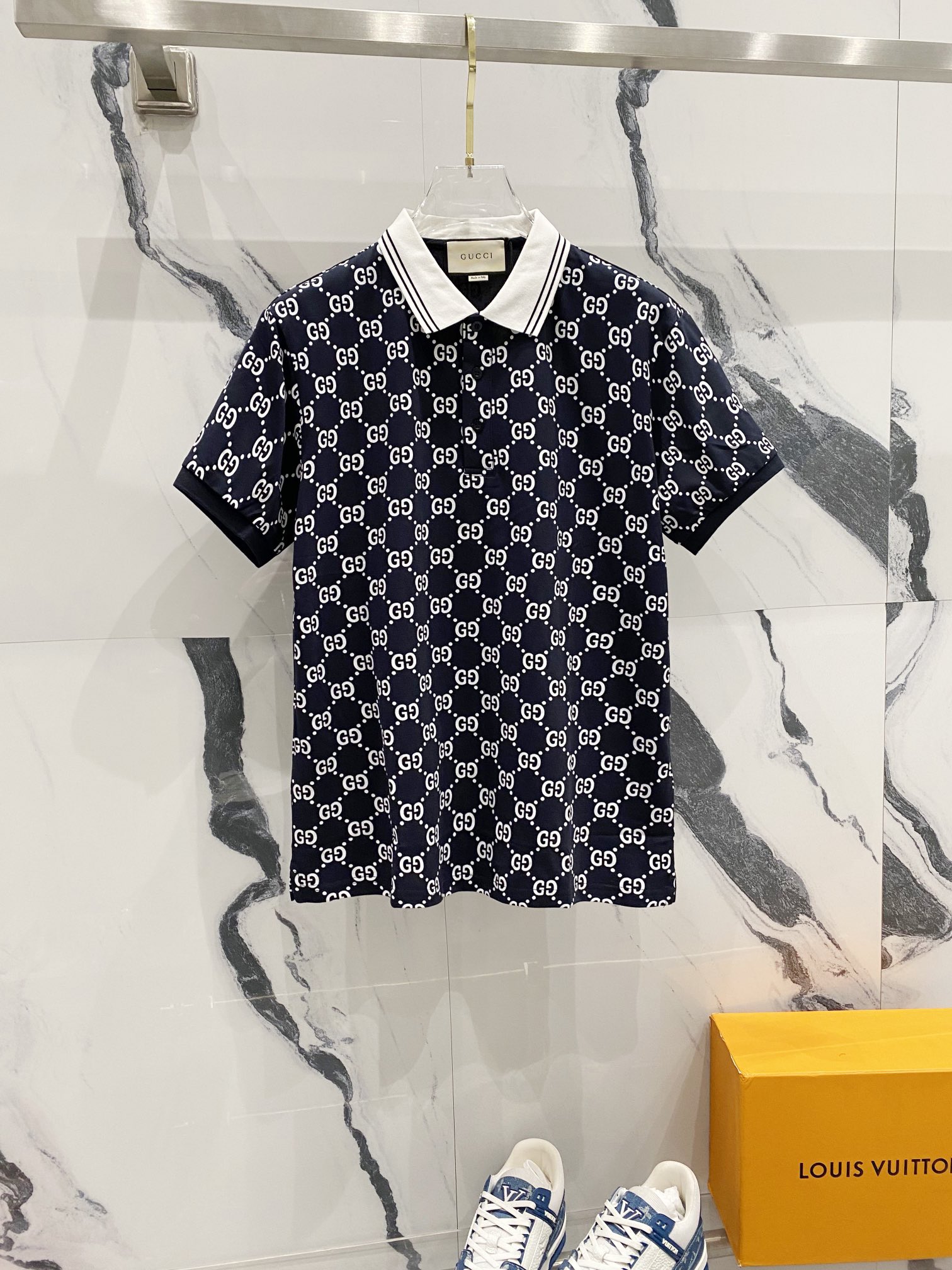 GUCCI 古驰 翻领POLO衫 撞色领口满印GG小字母印花标识 官方同步 商务首选 时尚个性 百搭潮流 纯原品质 原版面料 吊牌 领标 水洗麦 三标齐全 颜色: 黑色.杏色.宝蓝色.浅绿色.军绿色. 尺码：M-3XL