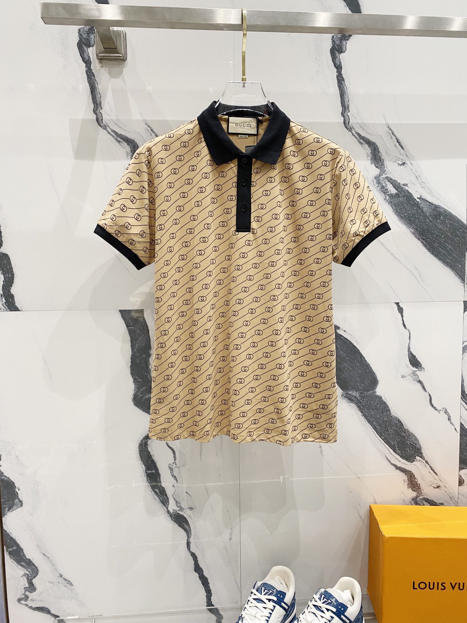 GUCCI 古驰 翻领POLO衫 撞色领口满印GG字母连纹LOGO印花 官方同步 商务首选 时尚个性 百搭潮流 纯原品质 原版面料 吊牌 领标 水洗麦 三标齐全 颜色: 黑色.杏色.卡其色. 尺码：M-3XL