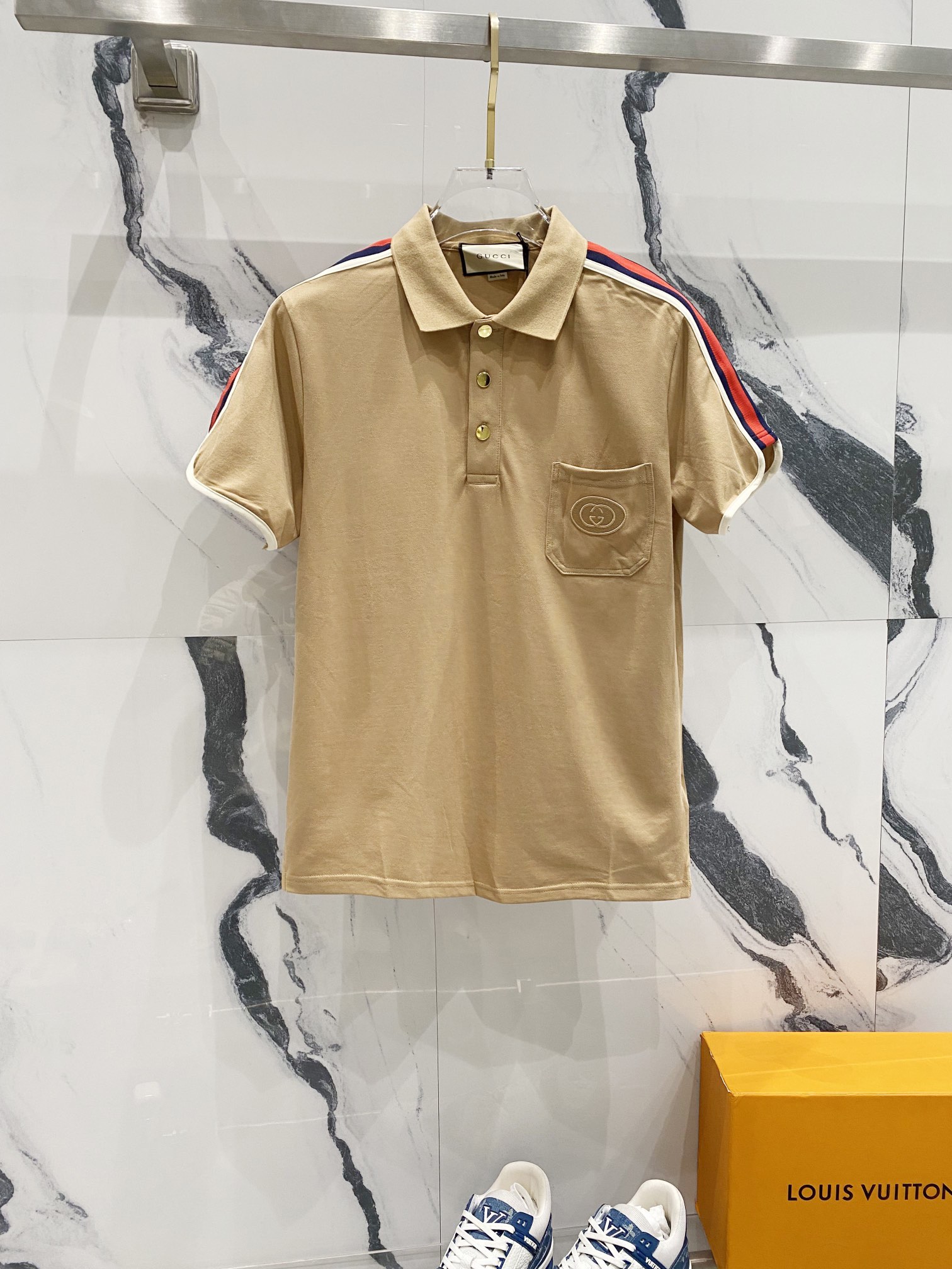 GUCCI 古驰 翻领POLO衫 口袋刺绣🪡字母LOGO红绿织带手袖 官方同步 商务首选 时尚个性 百搭潮流 纯原品质 原版面料 吊牌 领标 水洗麦 三标齐全 颜色: 宝蓝色.杏色.卡其色. 尺码：M-3XL