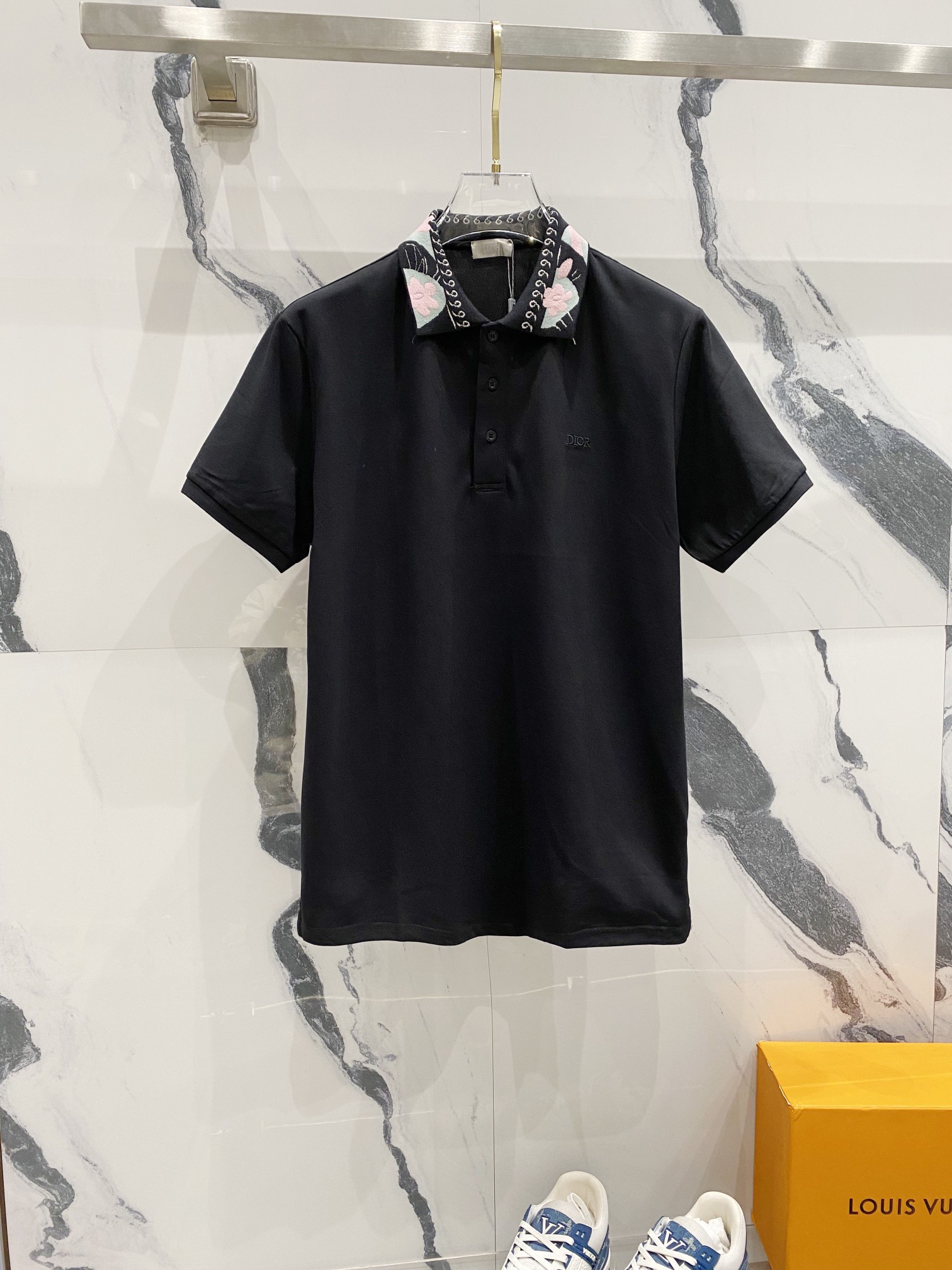  
DIOR 迪奥 翻领POLO衫
领口花瓣字母刺绣🪡LOGO小标设计
官方同步  商务首选
时尚个性 