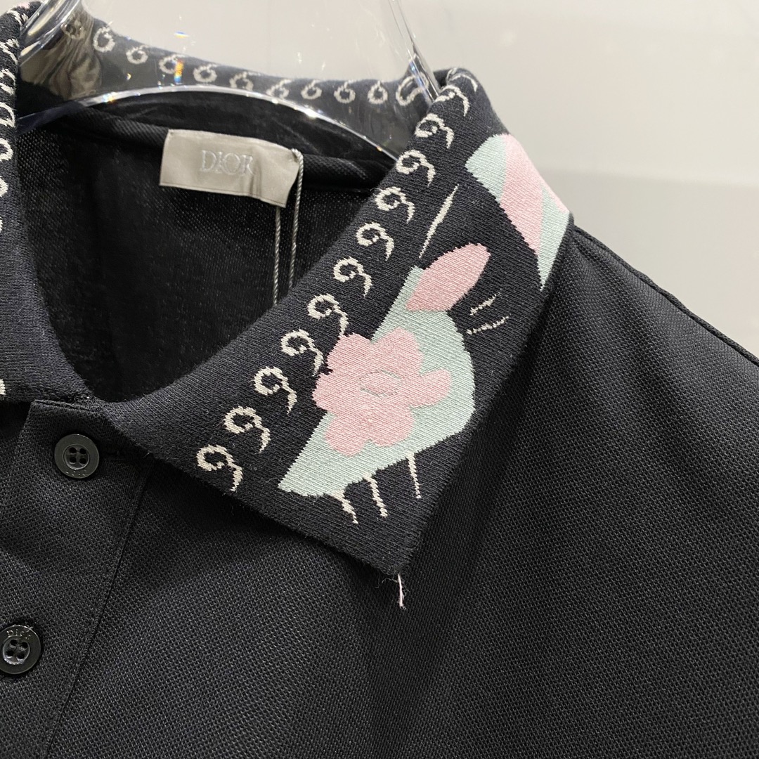  
DIOR 迪奥 翻领POLO衫
领口花瓣字母刺绣🪡LOGO小标设计
官方同步  商务首选
时尚个性 