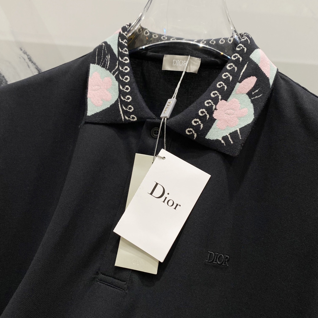  
DIOR 迪奥 翻领POLO衫
领口花瓣字母刺绣🪡LOGO小标设计
官方同步  商务首选
时尚个性 