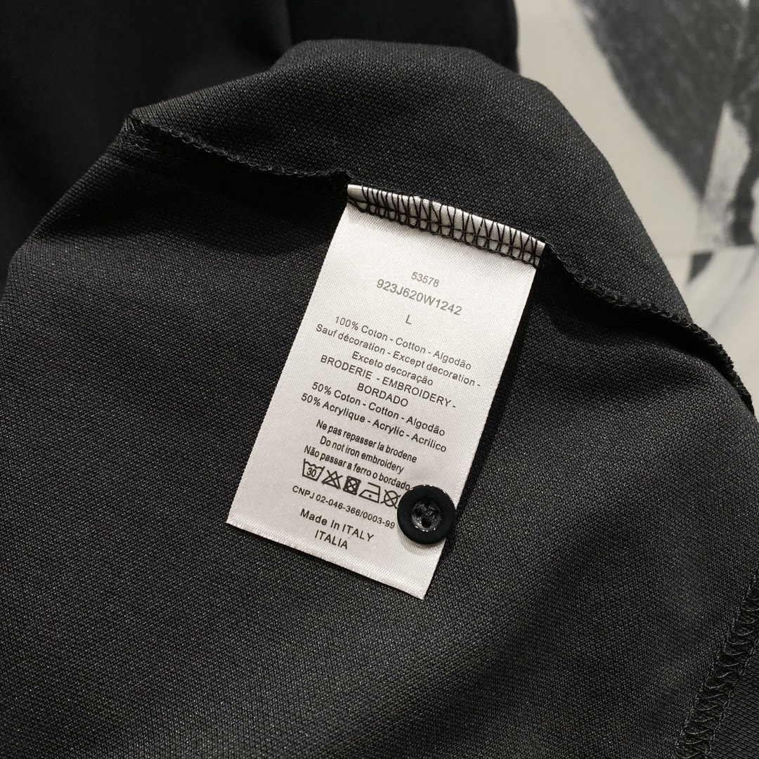  
DIOR 迪奥 翻领POLO衫
领口花瓣字母刺绣🪡LOGO小标设计
官方同步  商务首选
时尚个性 